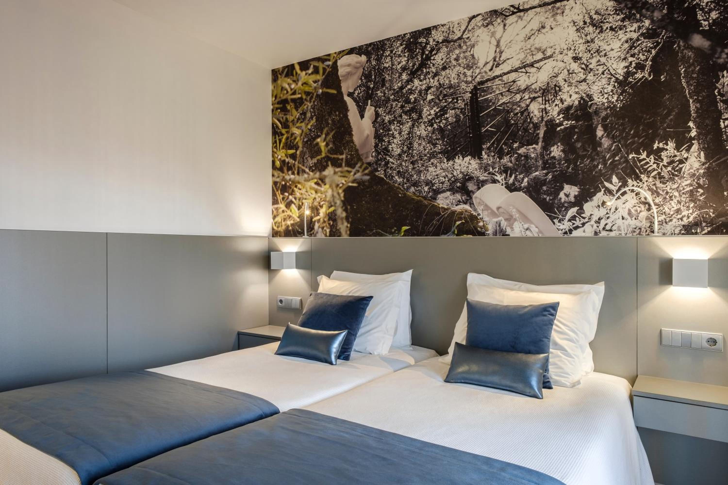 Twin Room with Balcony - Photo 6