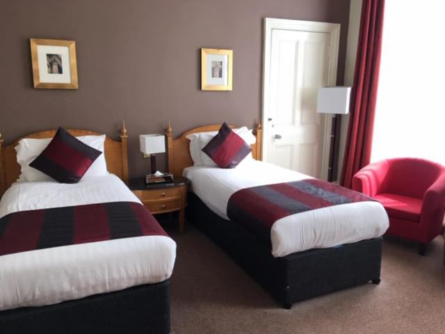 Twin Room with City View - Photo 5