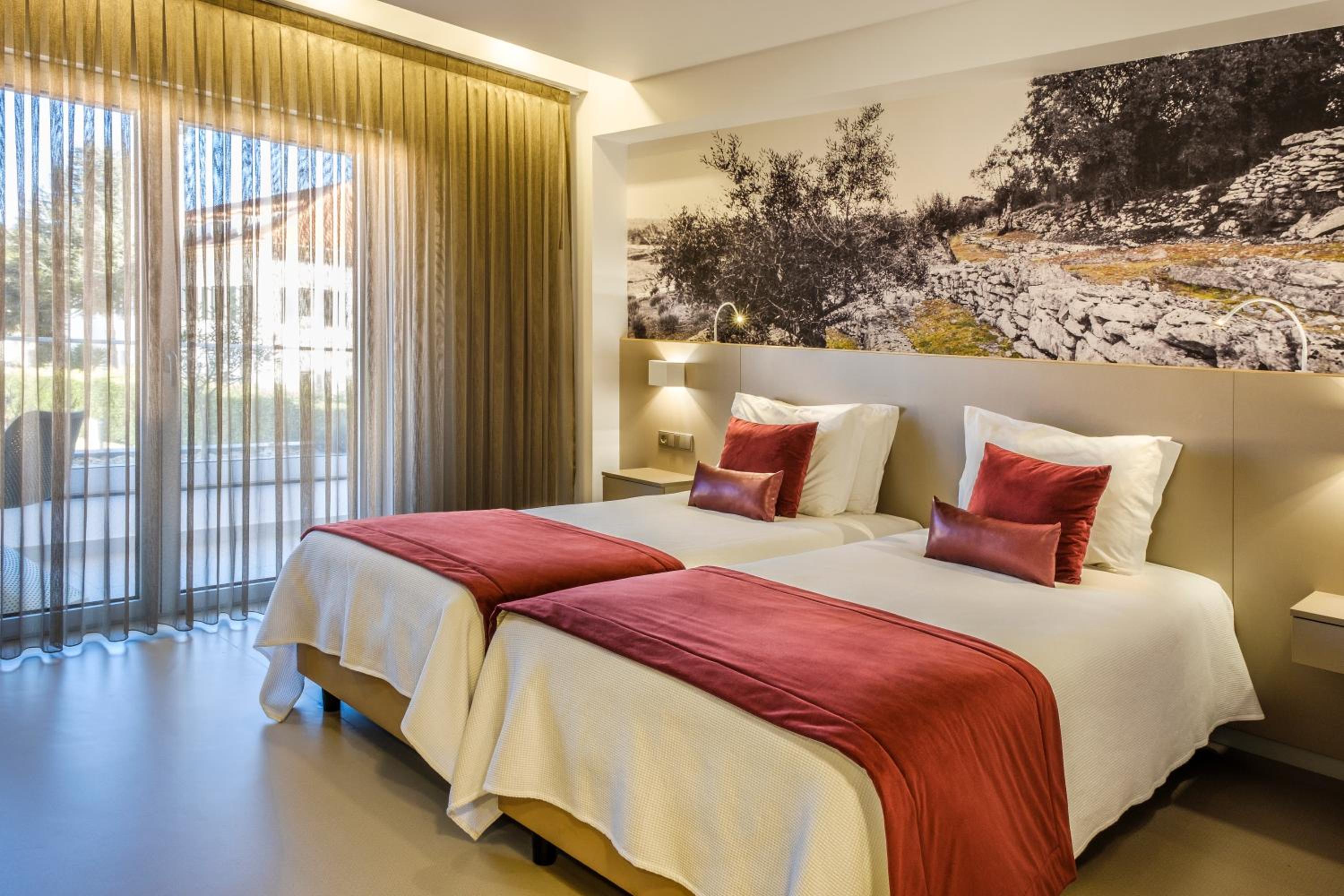 Superior Twin Room with City View - Photo 8