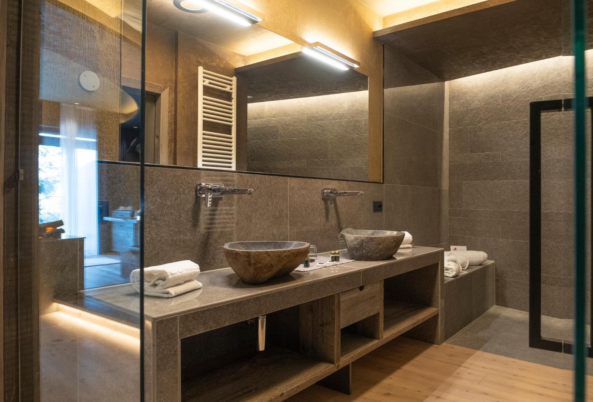 Deluxe Queen Suite with Sauna - Photo 2