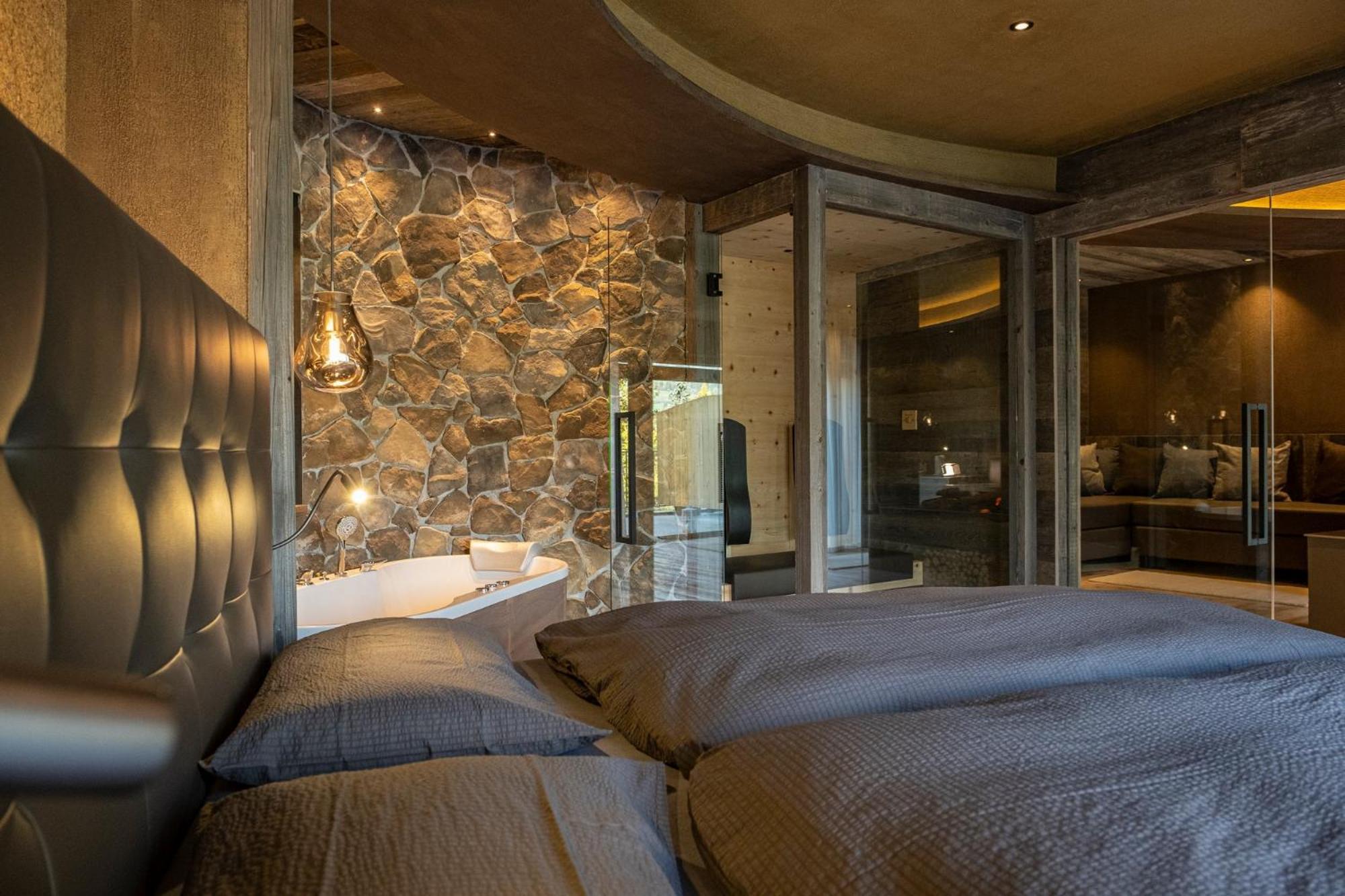 Deluxe Queen Suite with Sauna - Photo 1