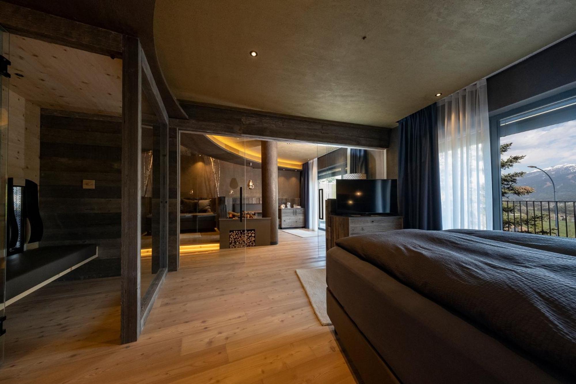 Deluxe Queen Suite with Sauna - Photo 9