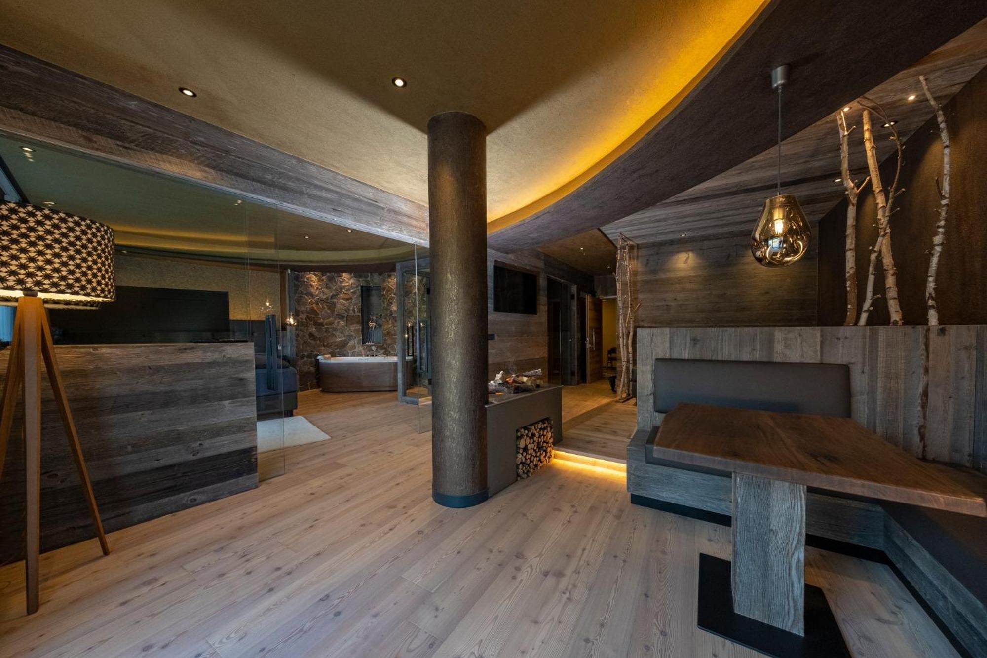 Deluxe Queen Suite with Sauna - Photo 11