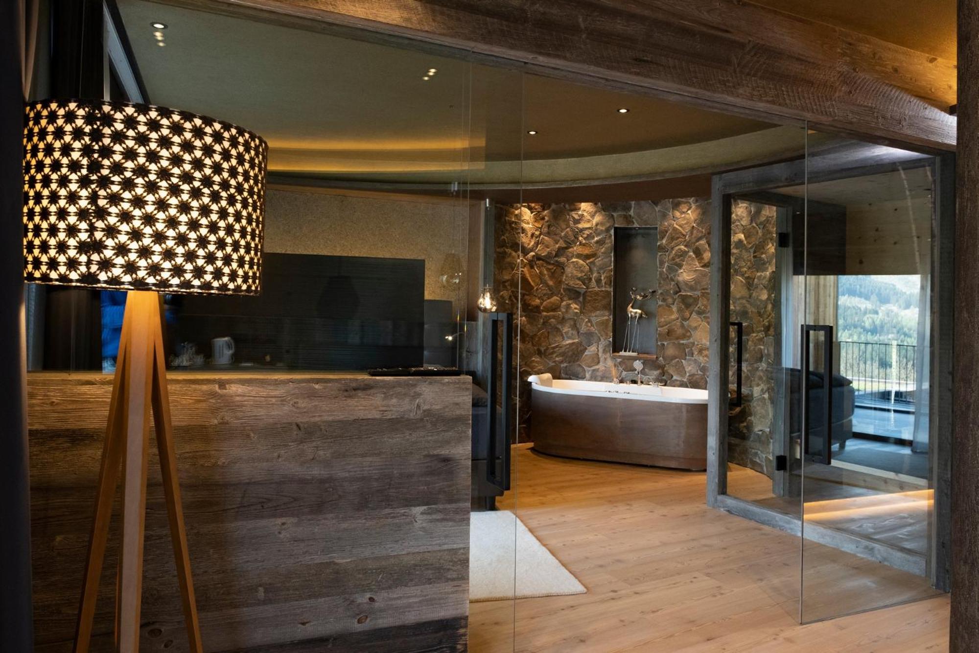 Deluxe Queen Suite with Sauna - Photo 10