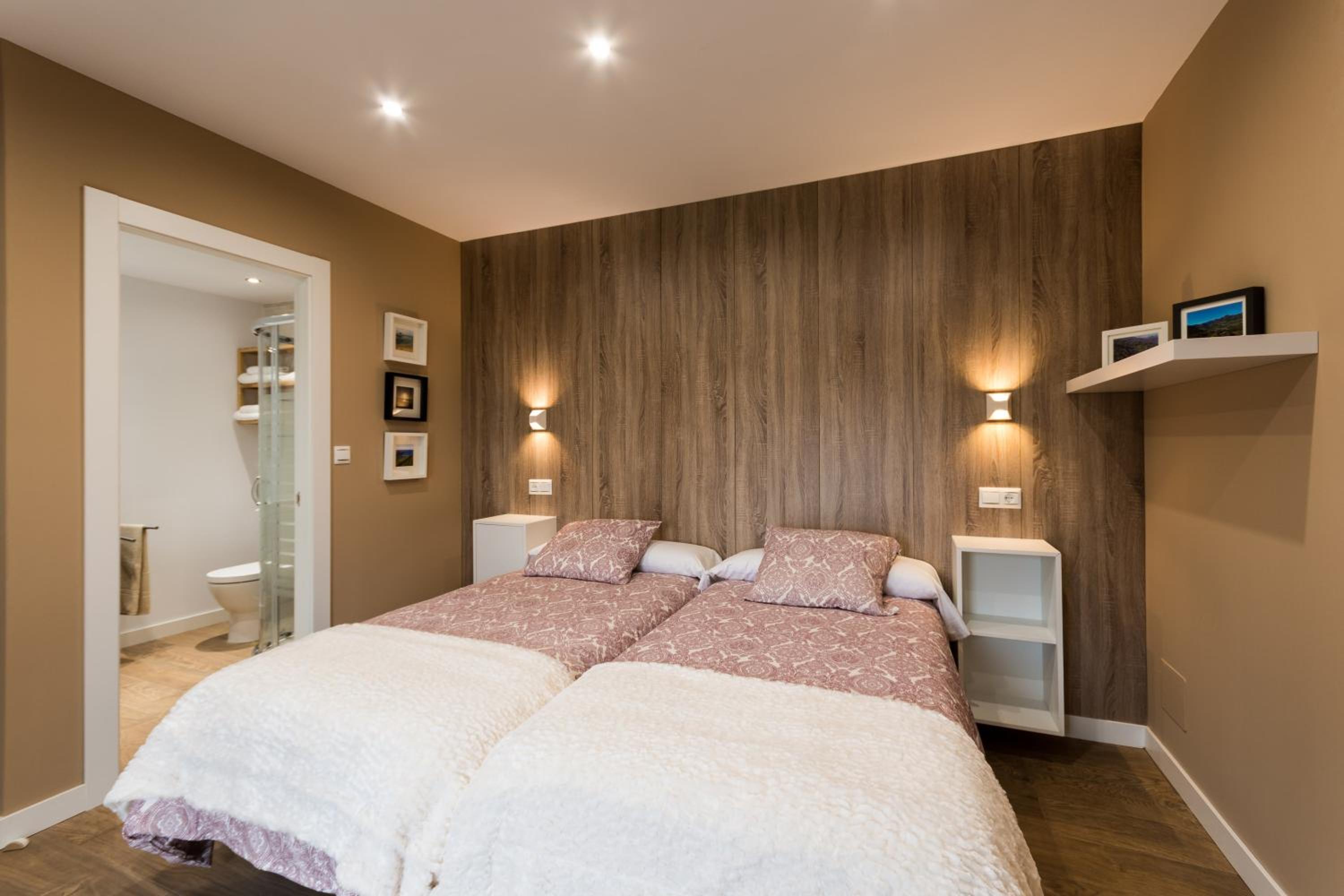 Seven-Bedroom House photo 2