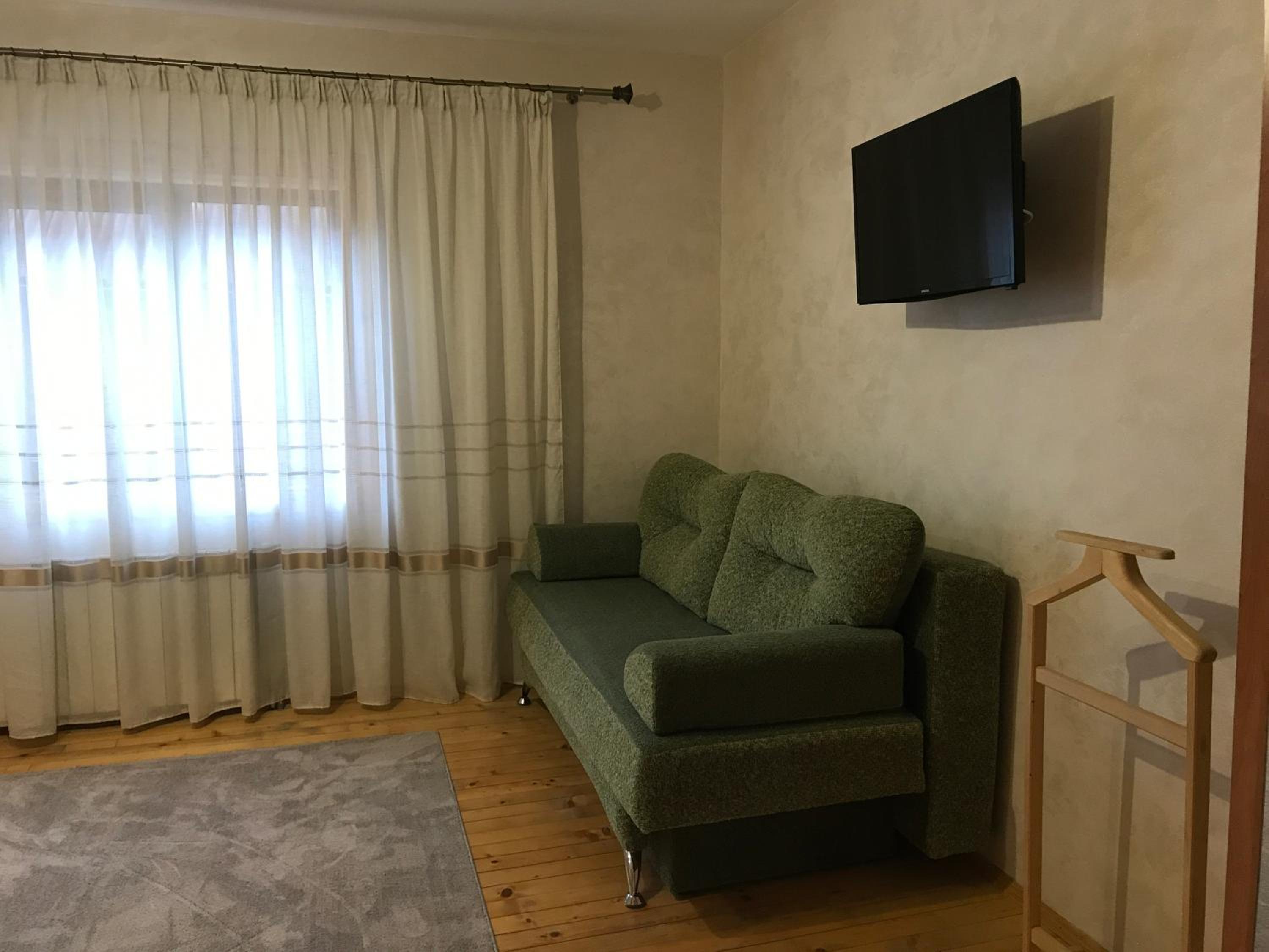 Five-Bedroom House photo 1