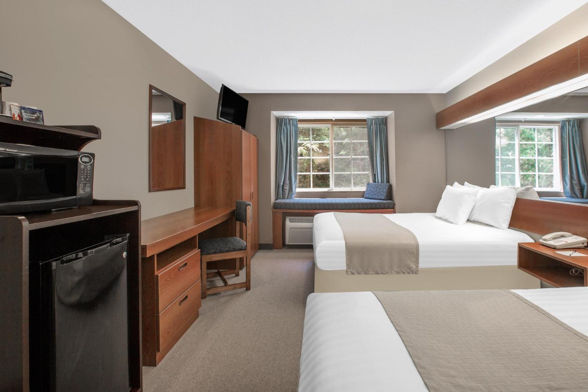Queen Room with Two Queen Beds - Non-Smoking - Photo 3