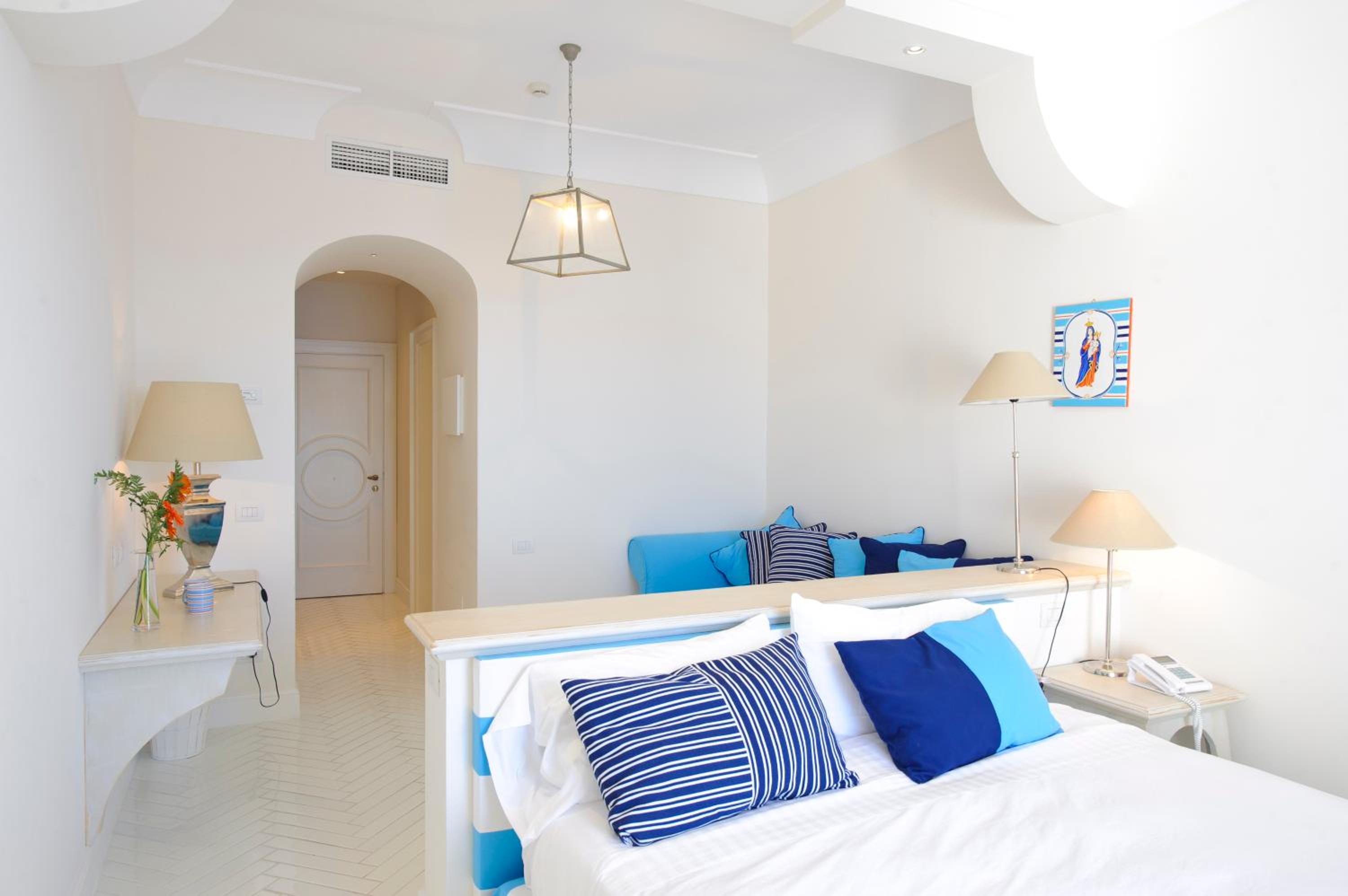 Mediterranean Triple Room with Balcony and Sea View - Photo 18