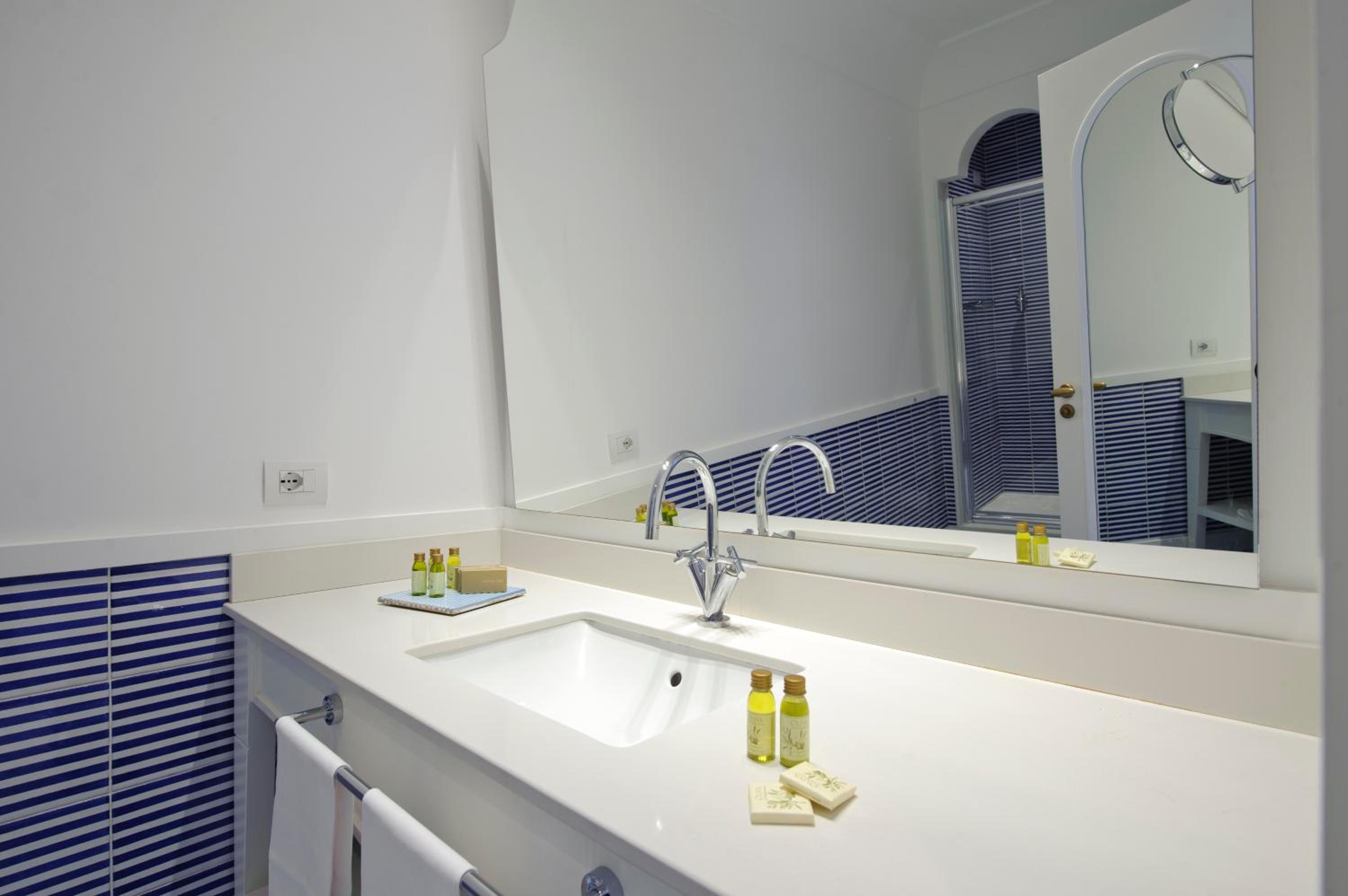 Mediterranean Triple Room with Balcony and Sea View - Photo 20