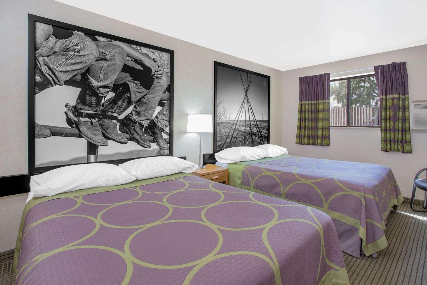 Queen Room with Two Queen Beds - Non-Smoking - Photo 1
