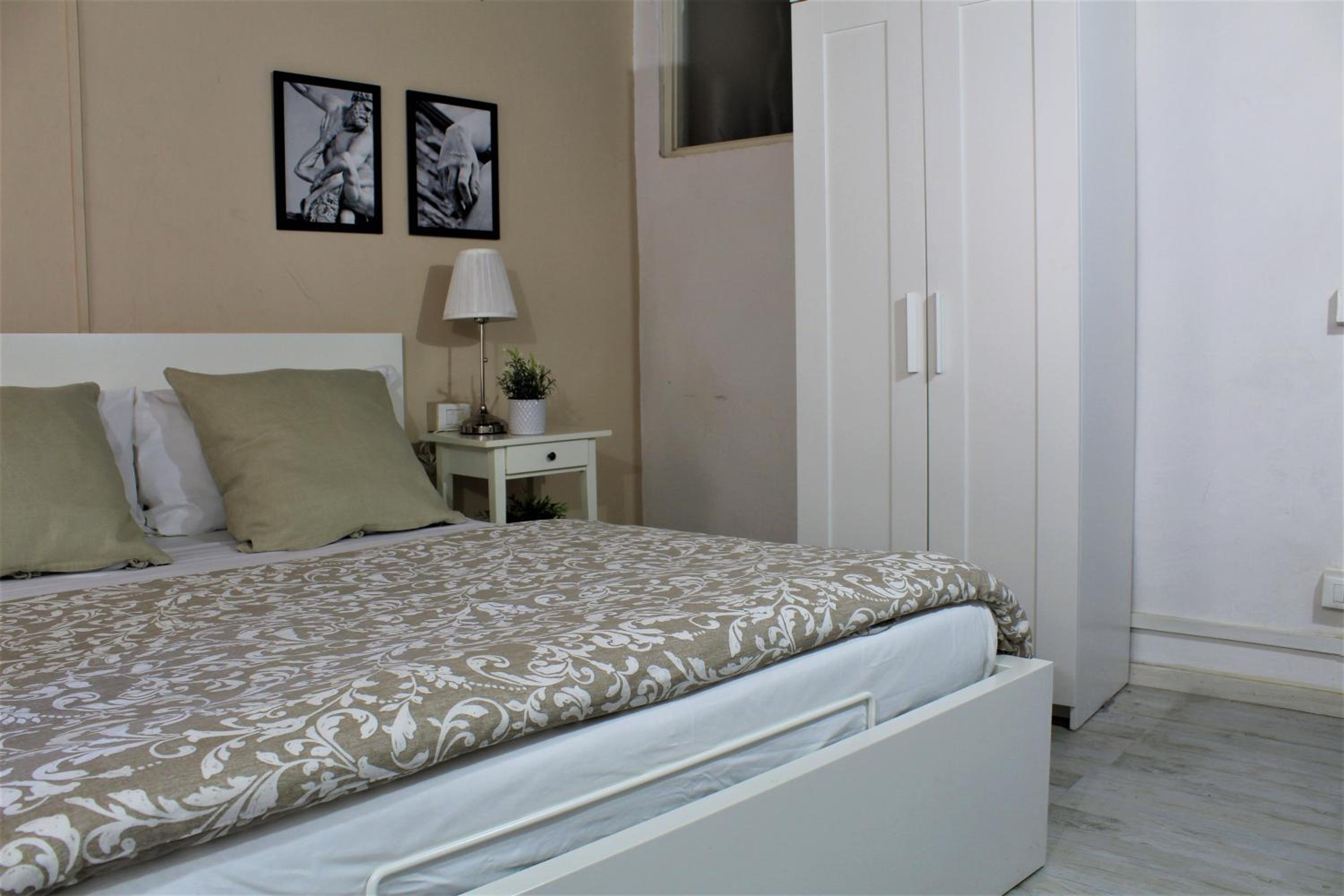 One-Bedroom Apartment photo 1