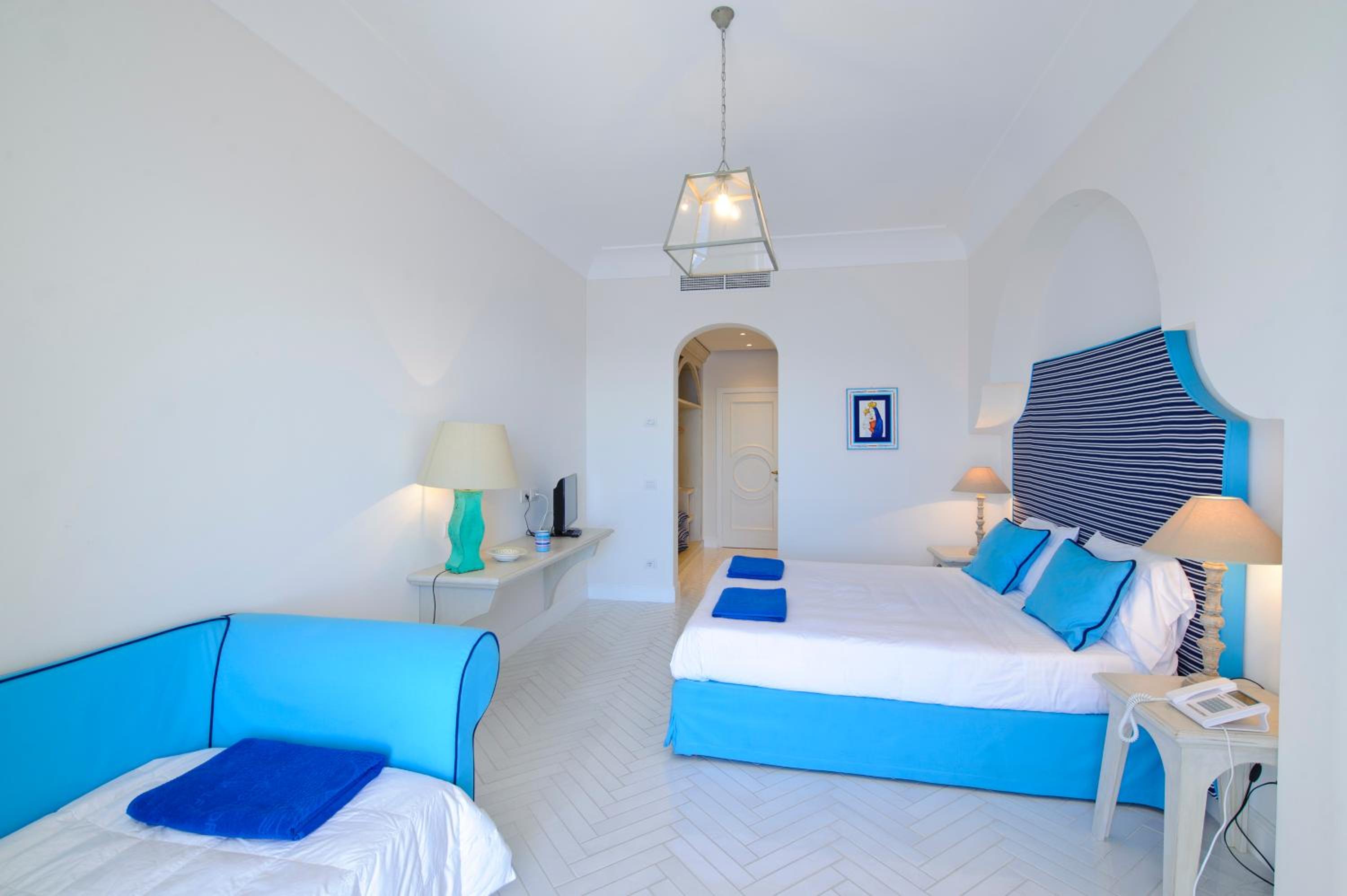 Mediterranean Triple Room with Balcony and Sea View - Photo 25