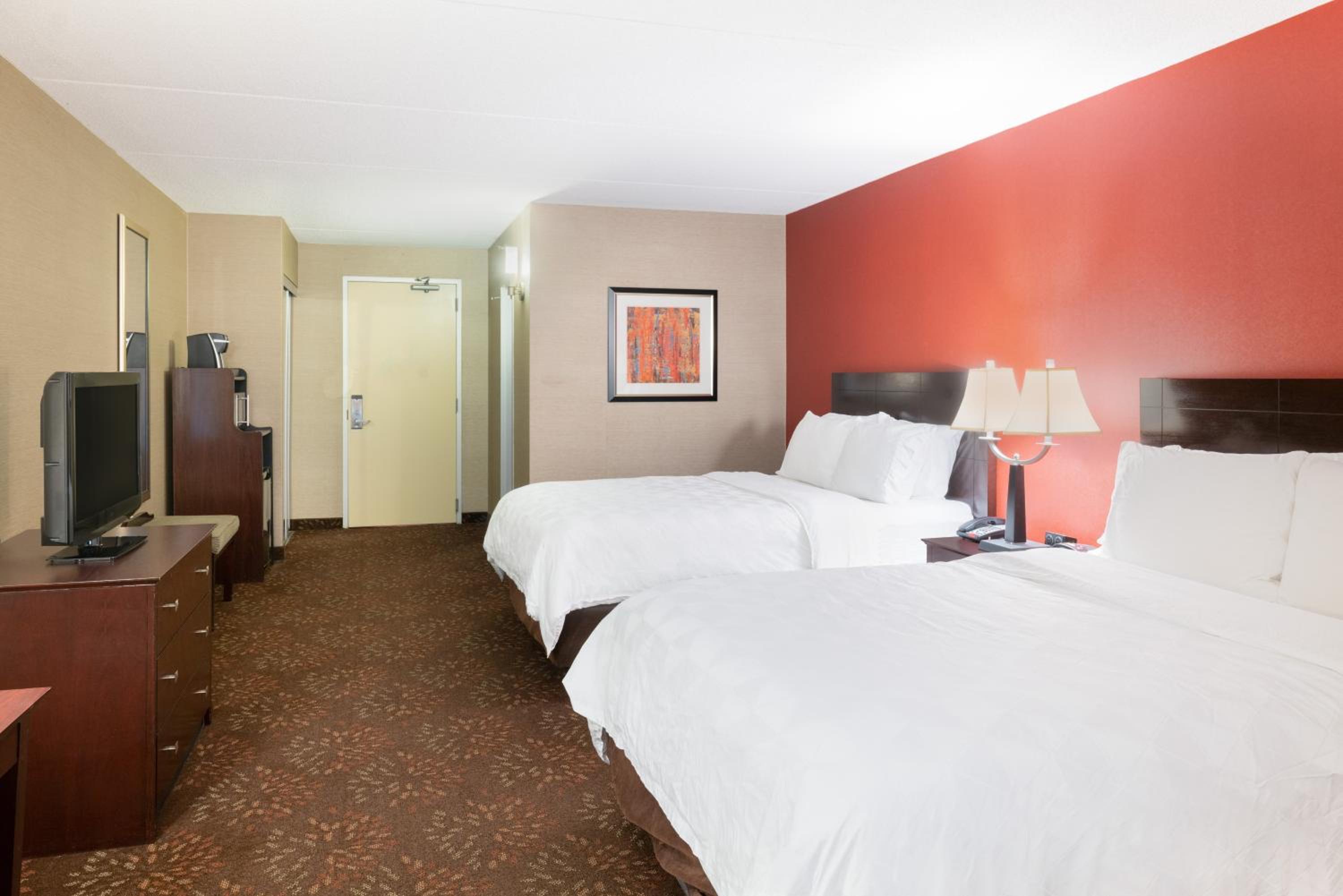 Standard Queen Room with Two Queen Beds - Photo 3