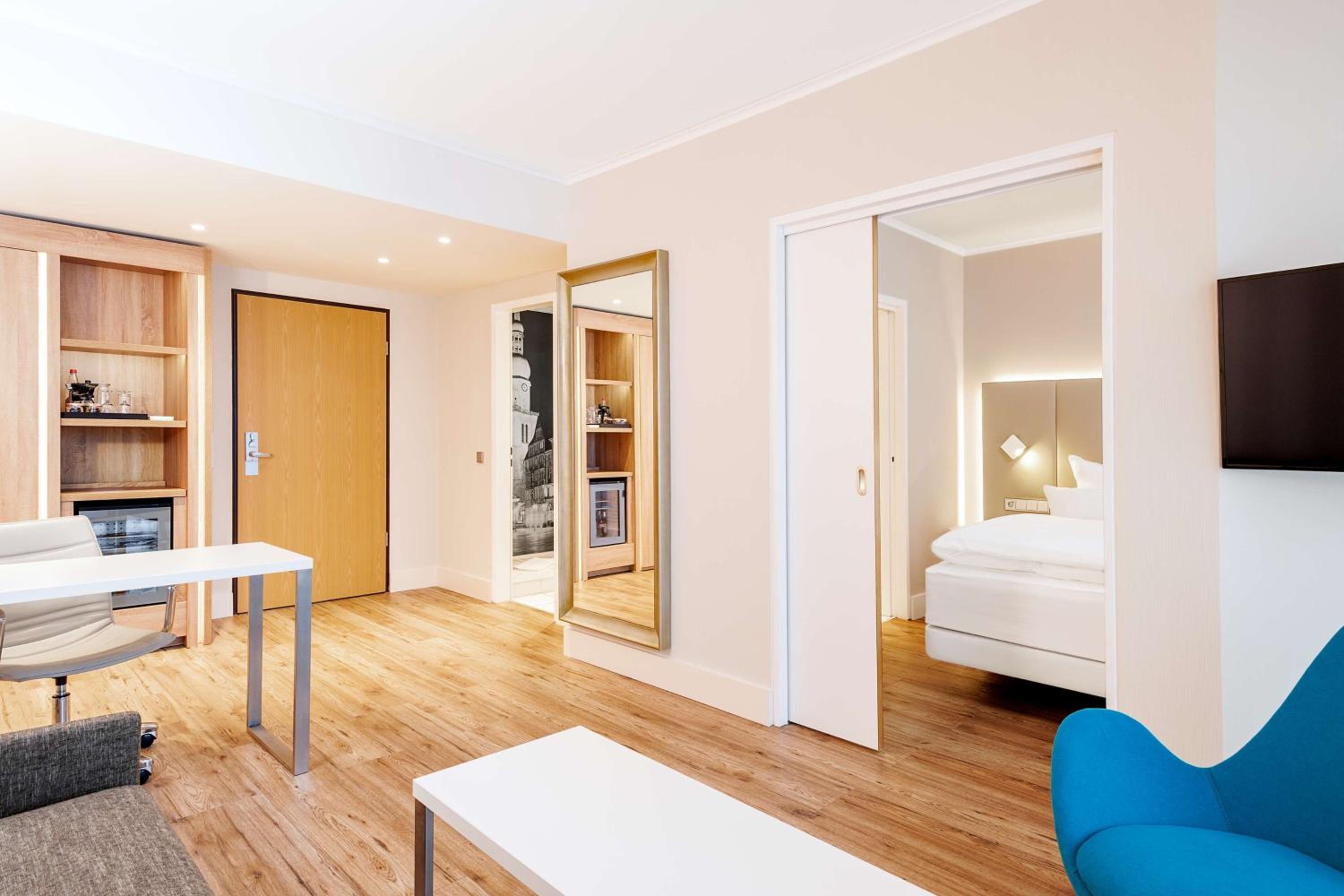 Suite with extra bed (2 adults + 1 child) thumbnail 6