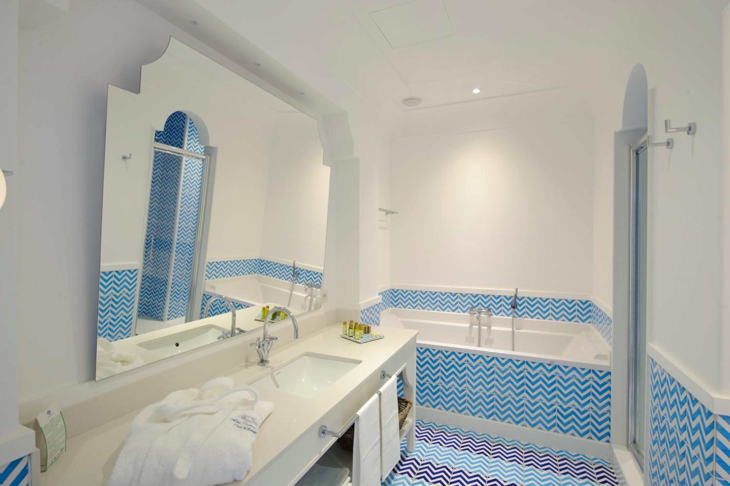 Mediterranean Triple Room with Balcony and Sea View - Photo 28