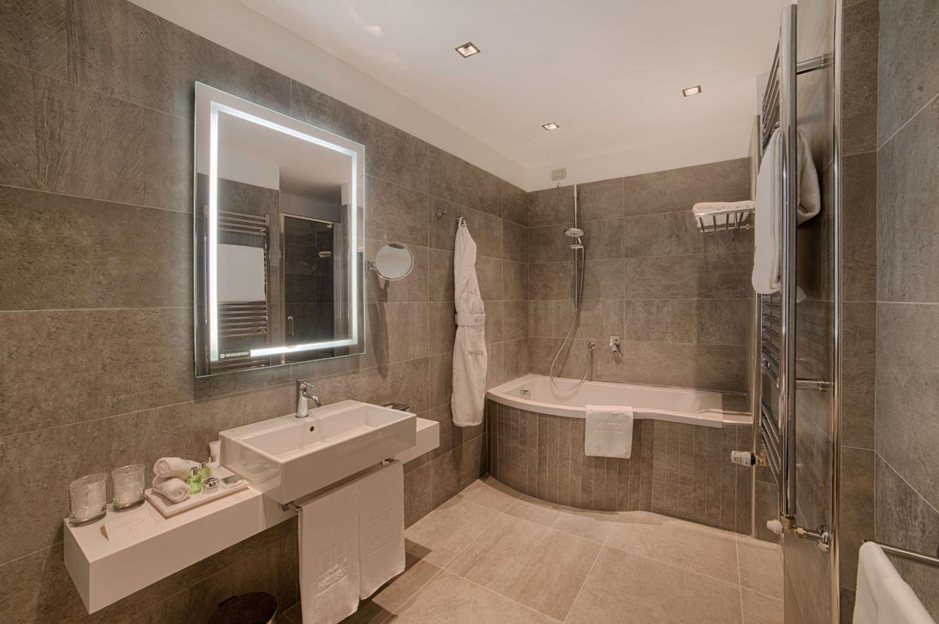Large Premium Double or Twin Room with Extra Bed (2 Adults + 1 Child) - Photo 4