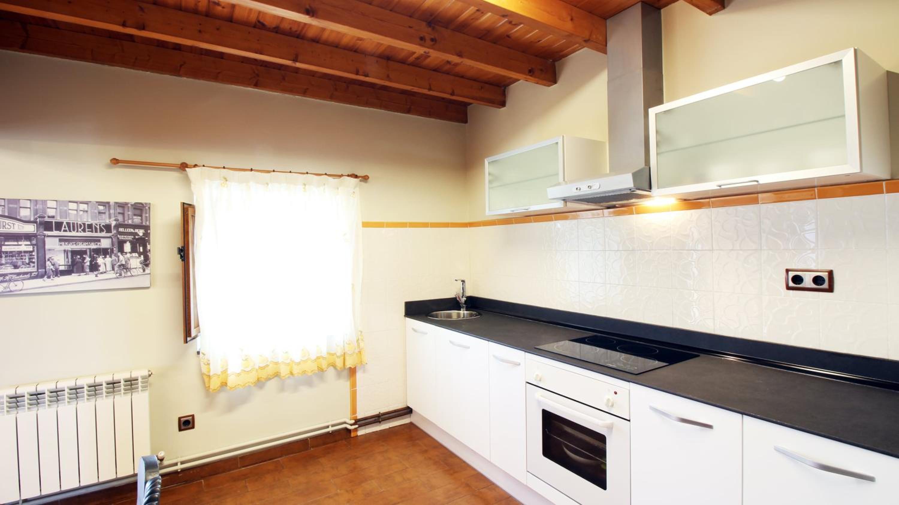 Six-Bedroom House photo 3
