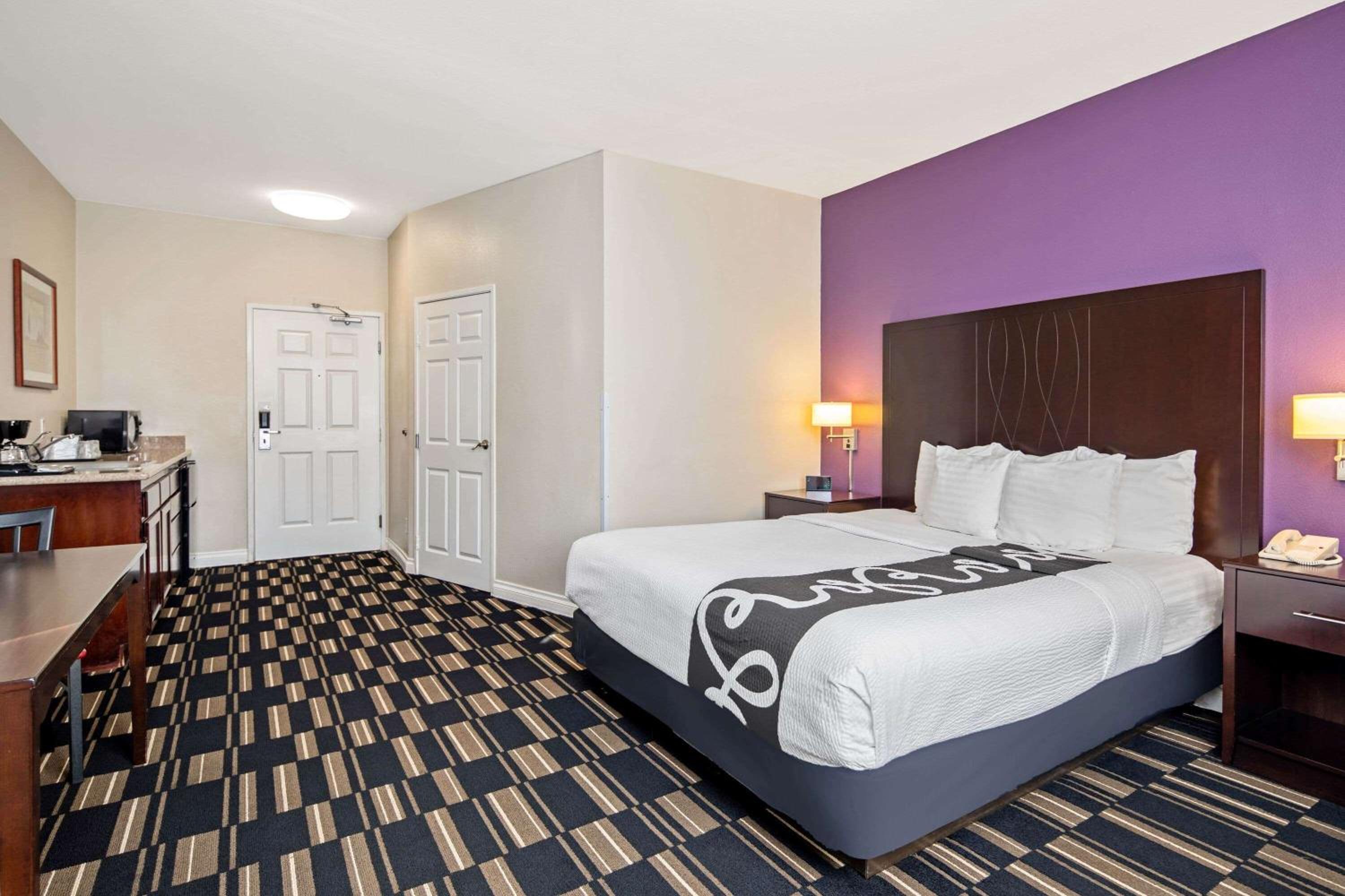 Standard King Room - Photo 14