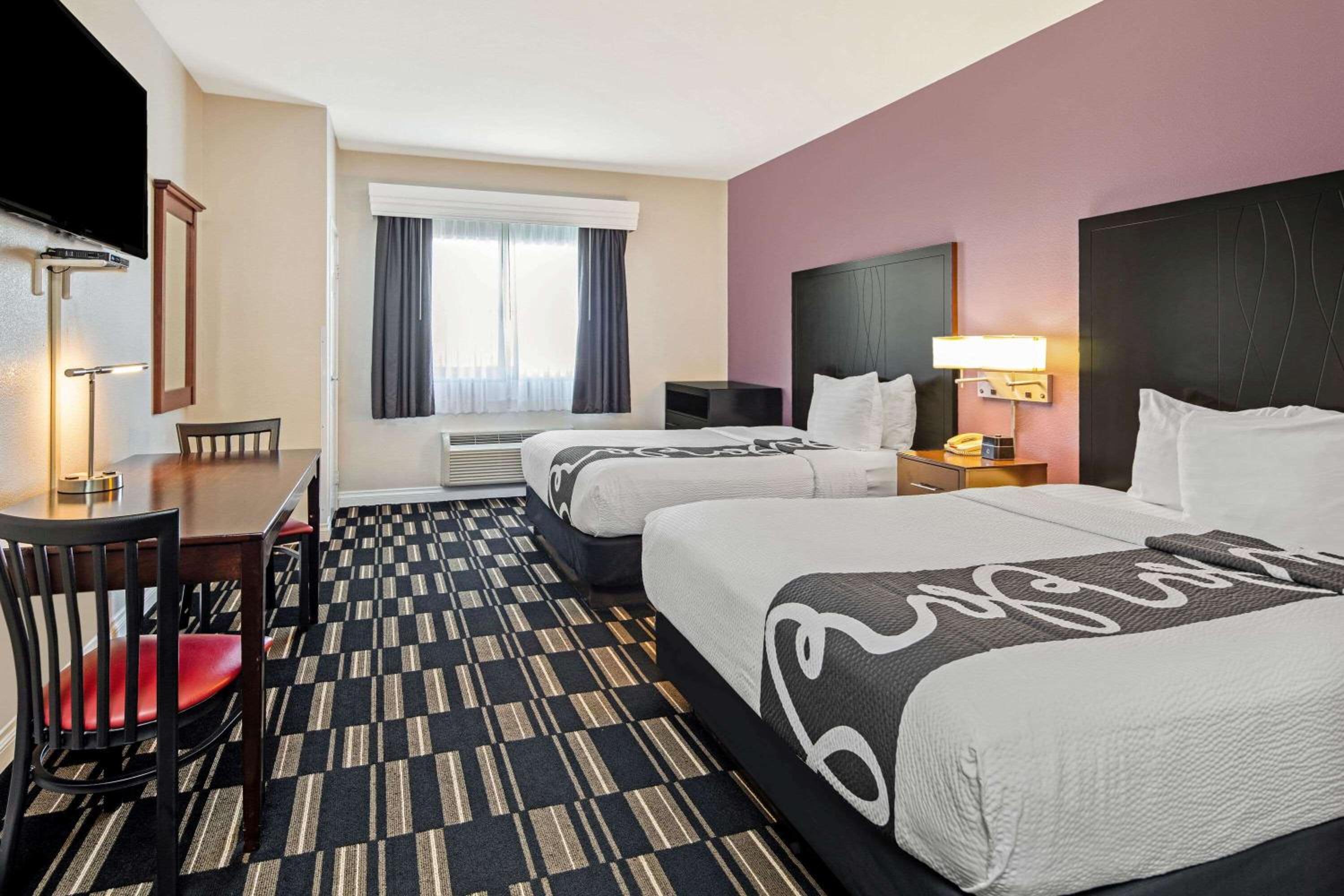 Standard Queen Room with Two Queen Beds - Photo 19
