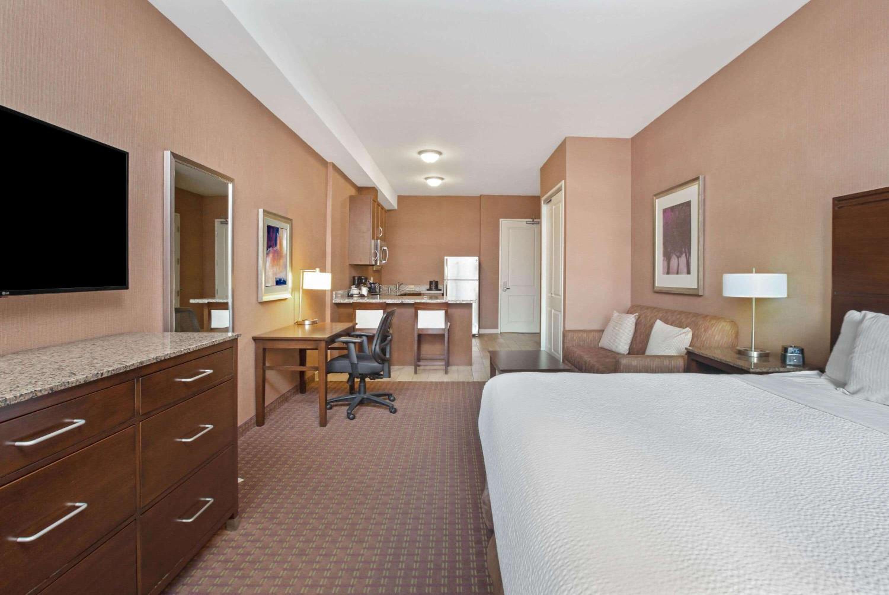 King Suite with Balcony - Non-Smoking - Photo 2