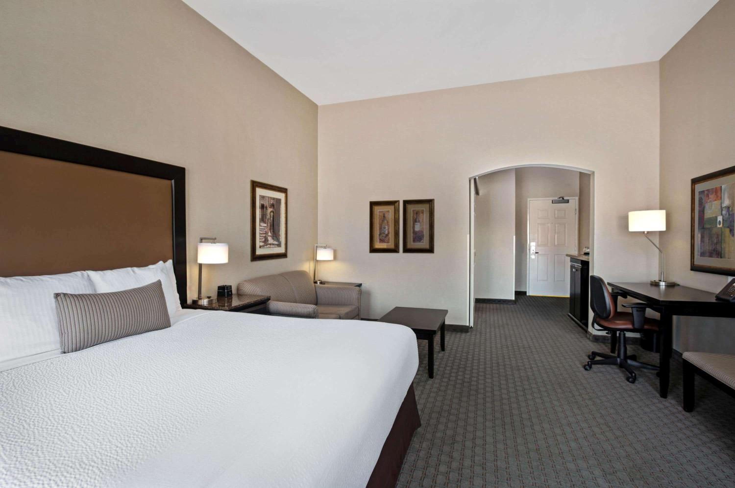 Executive King Room with Sofa Bed - Photo 1