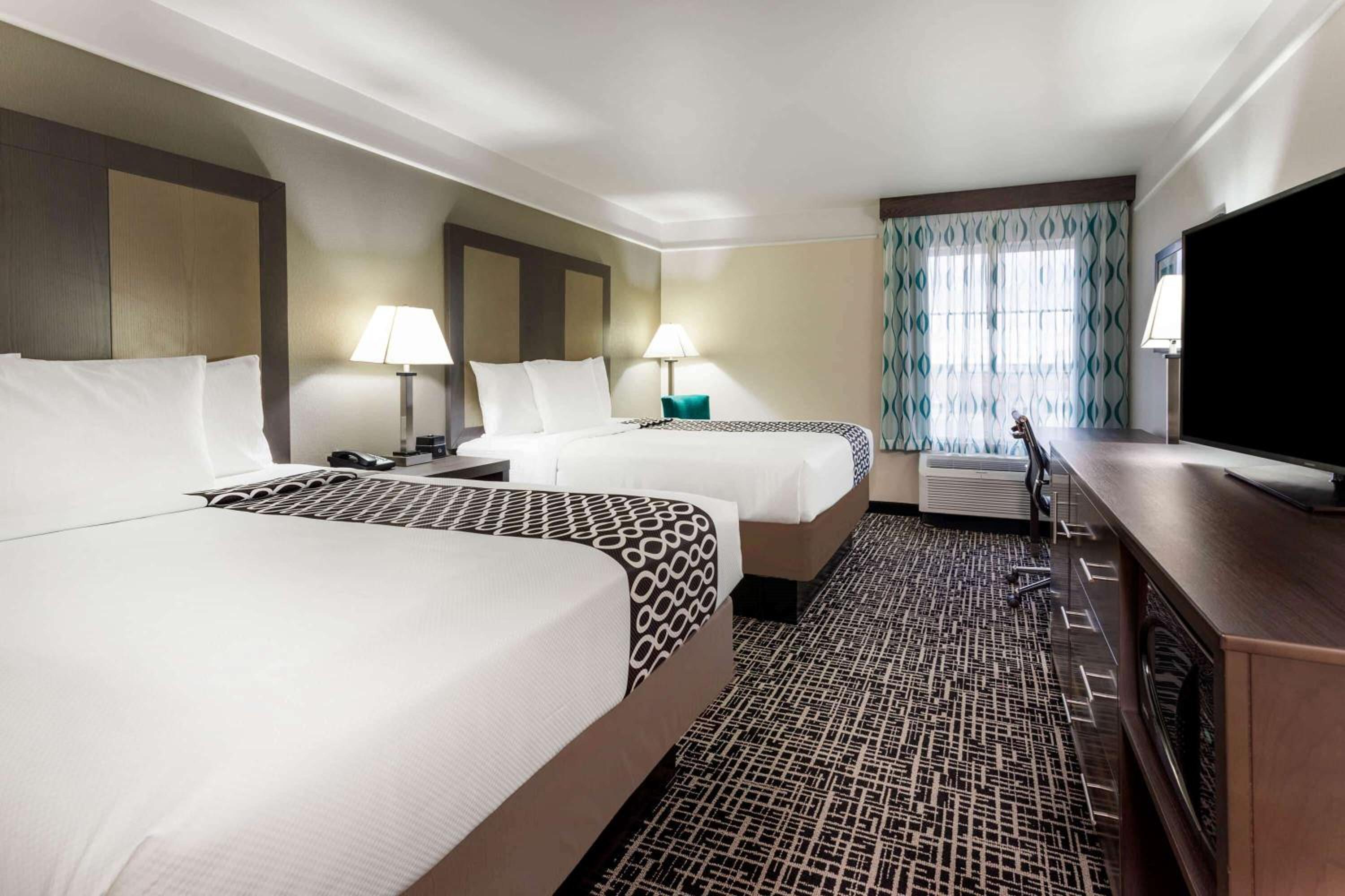 Queen Room with Two Queen Beds - Photo 2
