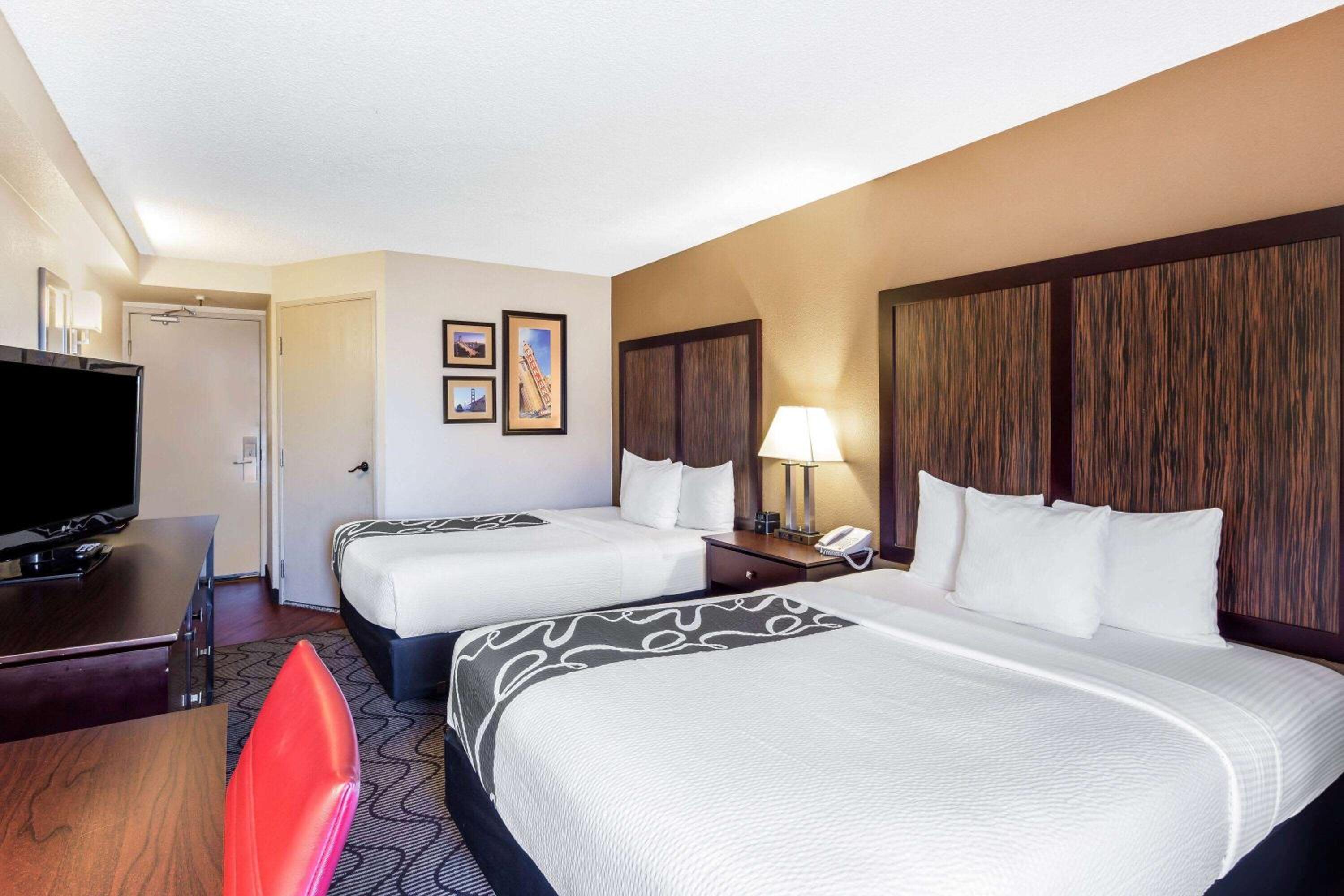 Queen Room With Two Queen Beds - Non-Smoking photo 2