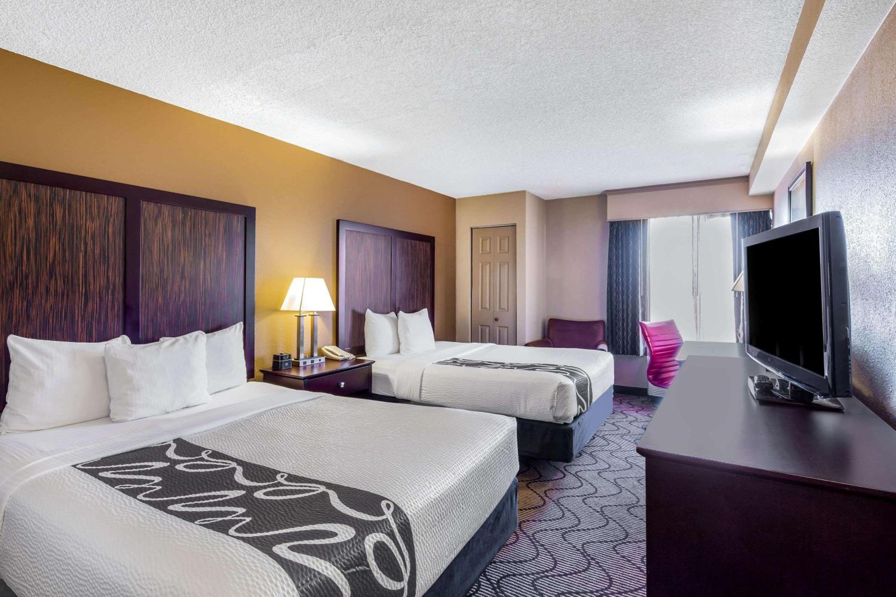 Queen Room With Two Queen Beds - Non-Smoking photo 3