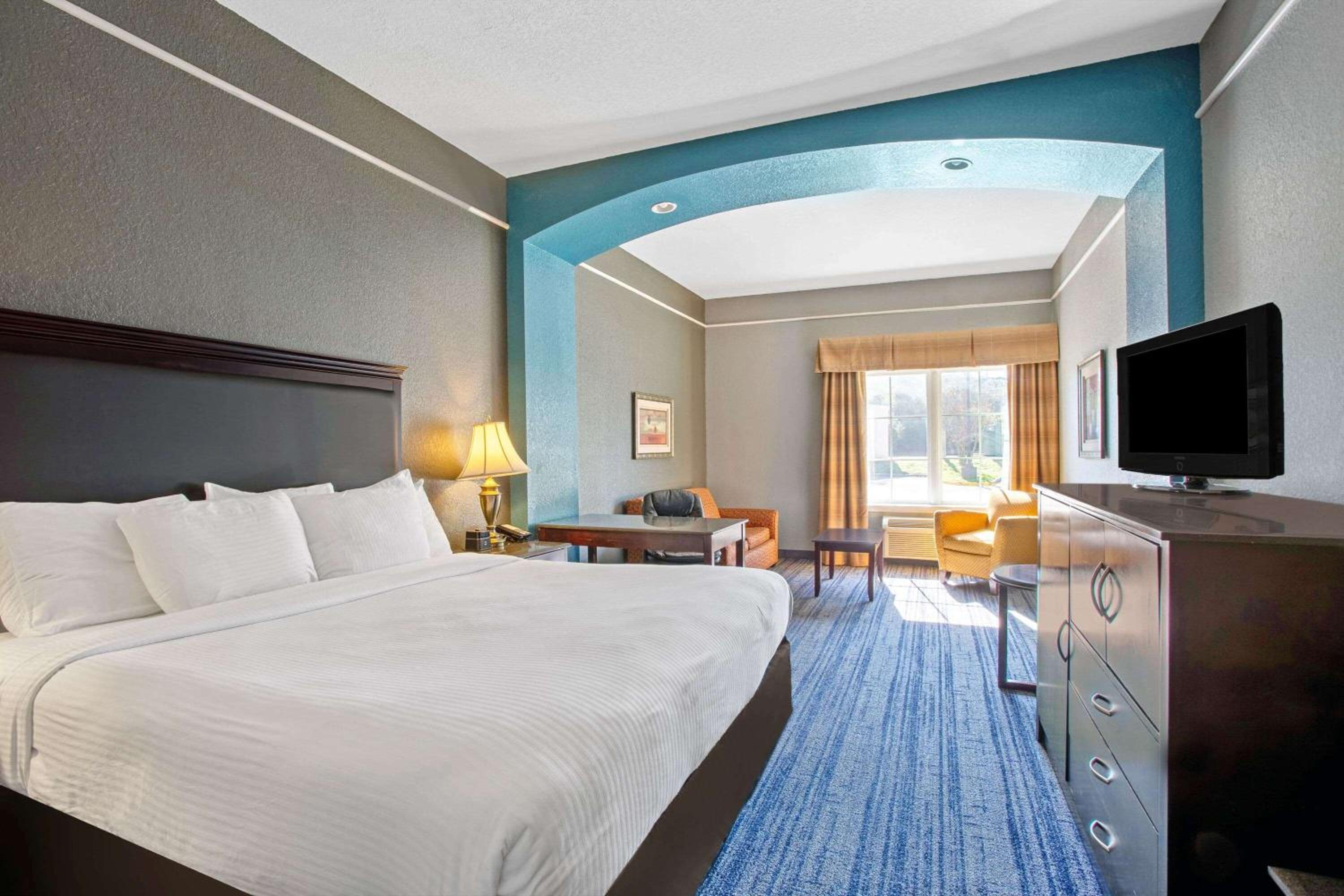 One-Bedroom King Suite - Non-Smoking