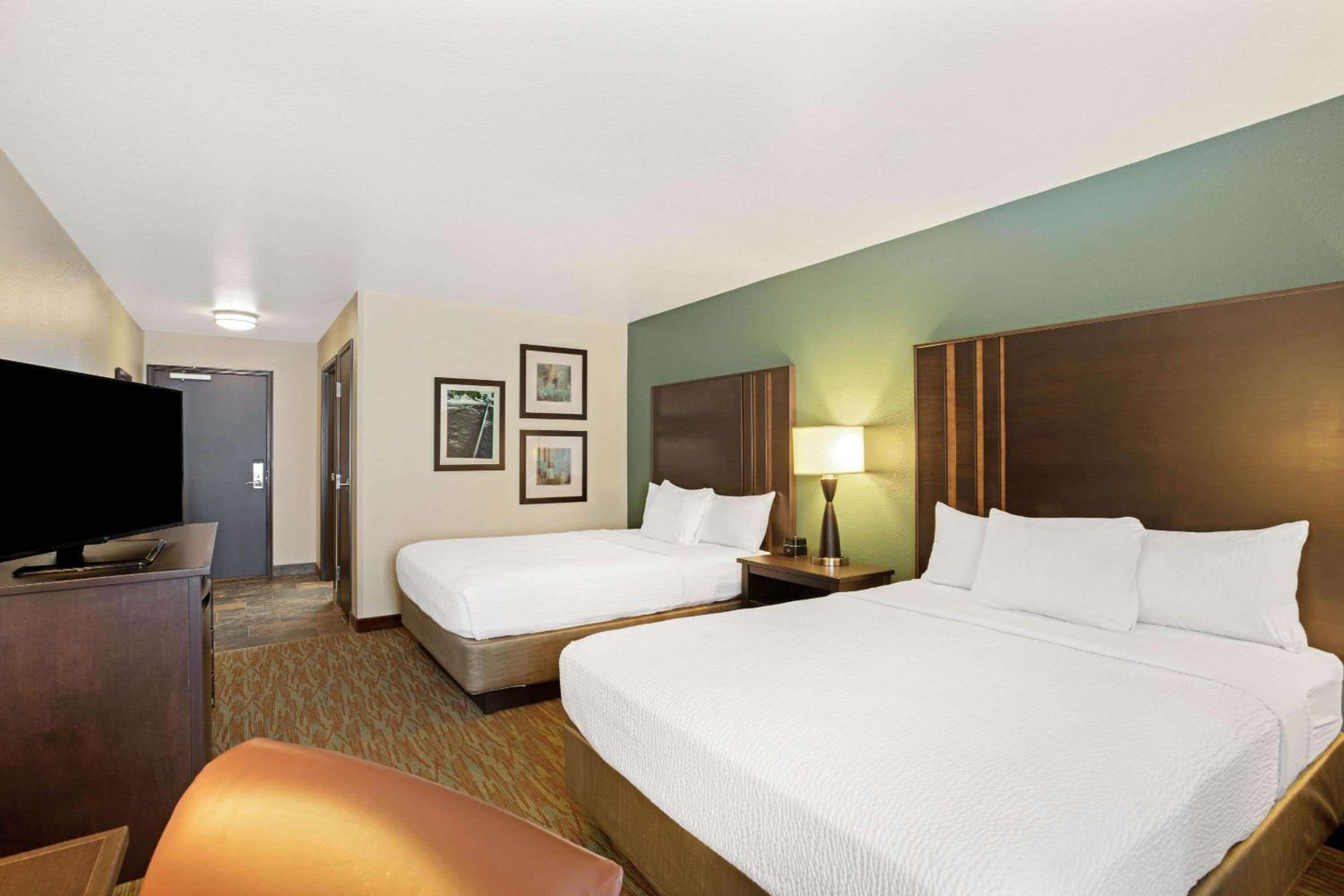 Executive Queen Room with Two Queen Beds photo 2