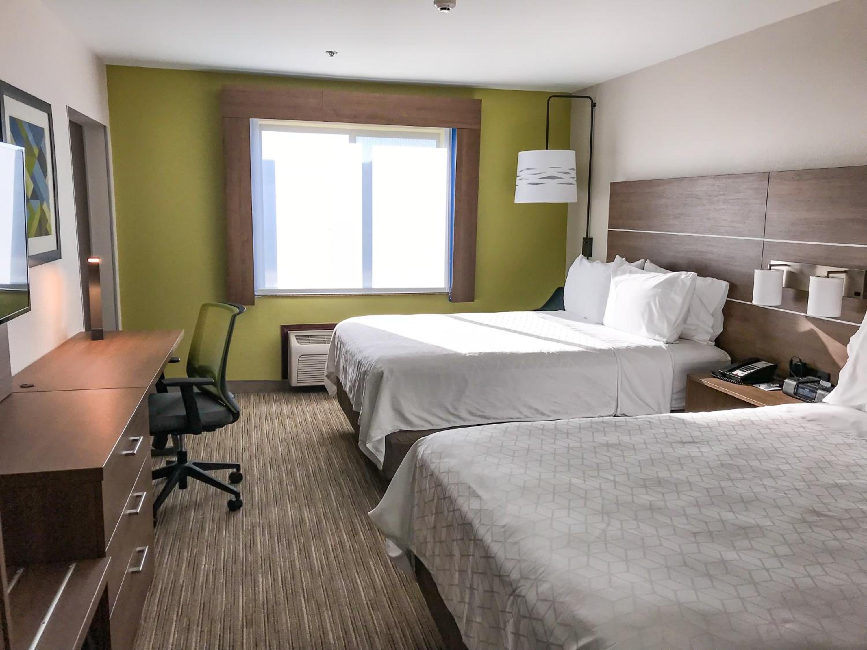 Standard Queen Room with Two Queen Beds - Photo 3