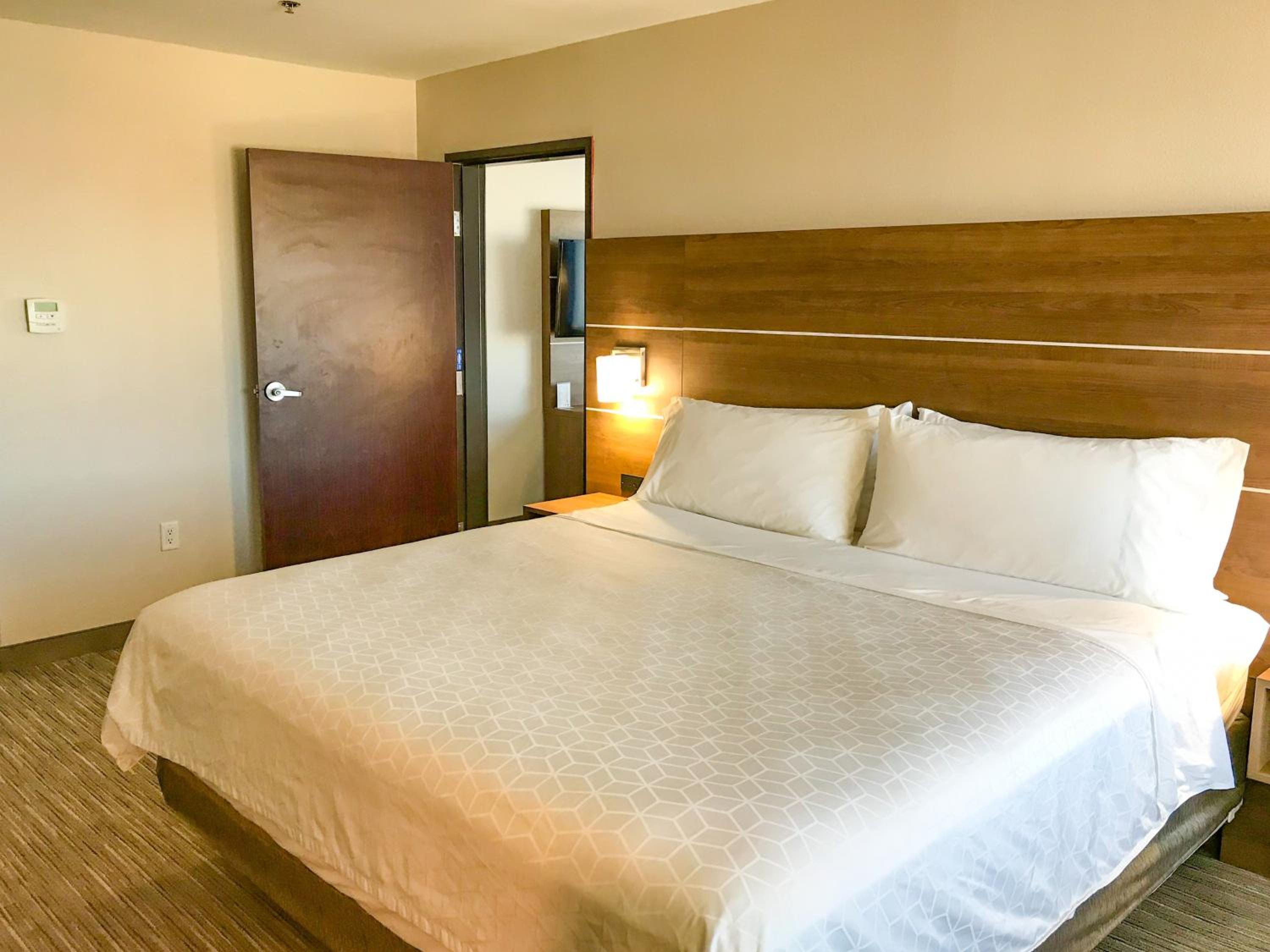 Two-Bedroom Suite with One King and One Queen Bed - Photo 3