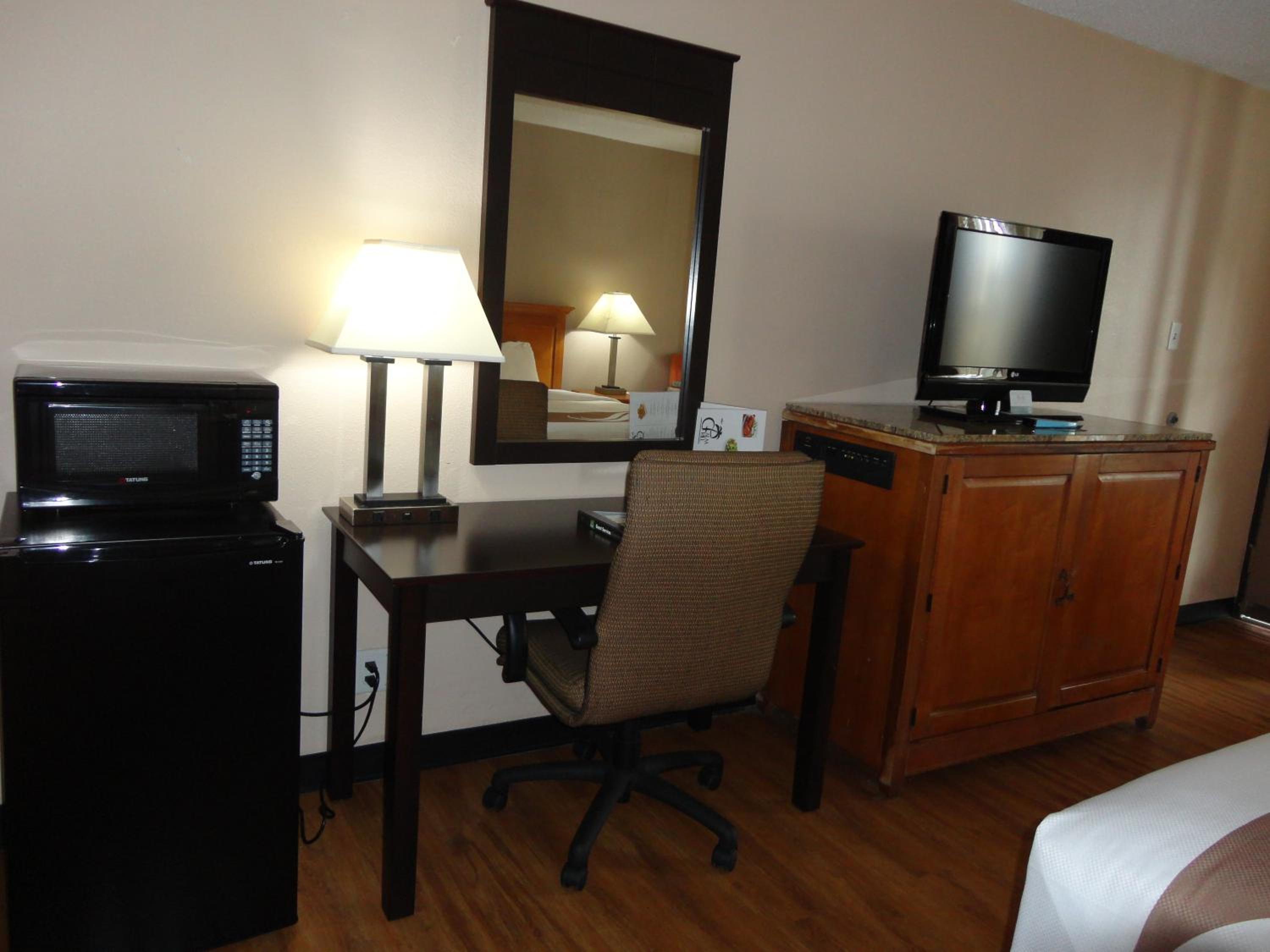 Standard Queen Room with Two Queen Beds - Non-Smoking - Photo 6