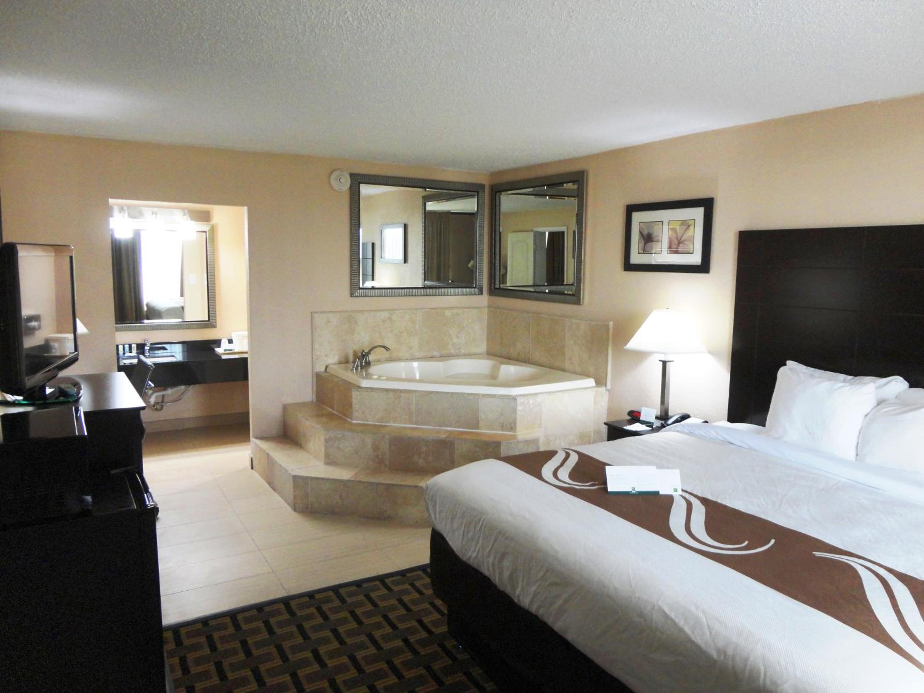 King Suite with Hot Tub - Non-Smoking photo 1