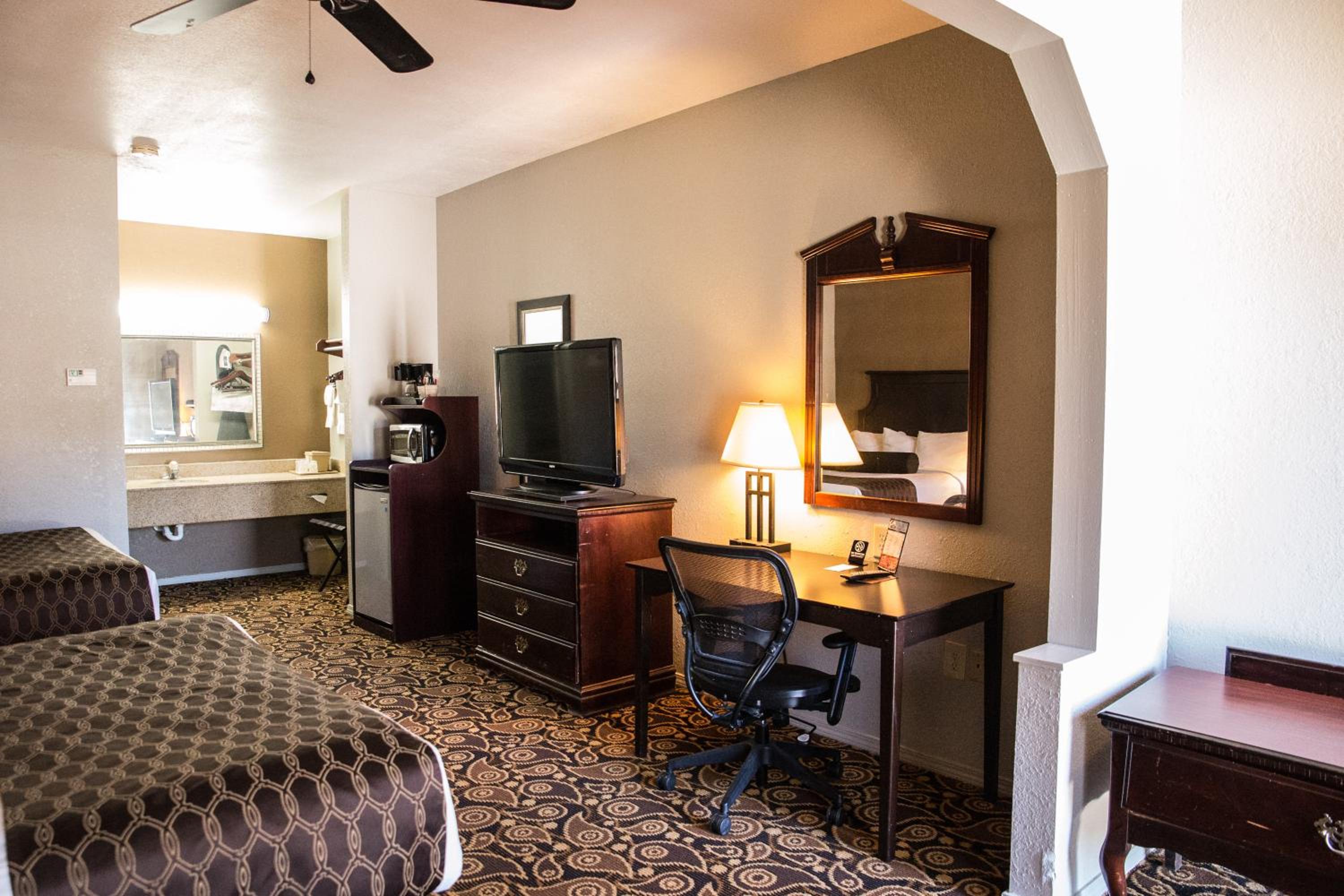 Queen Room with Two Queen Beds - Smoking photo 1
