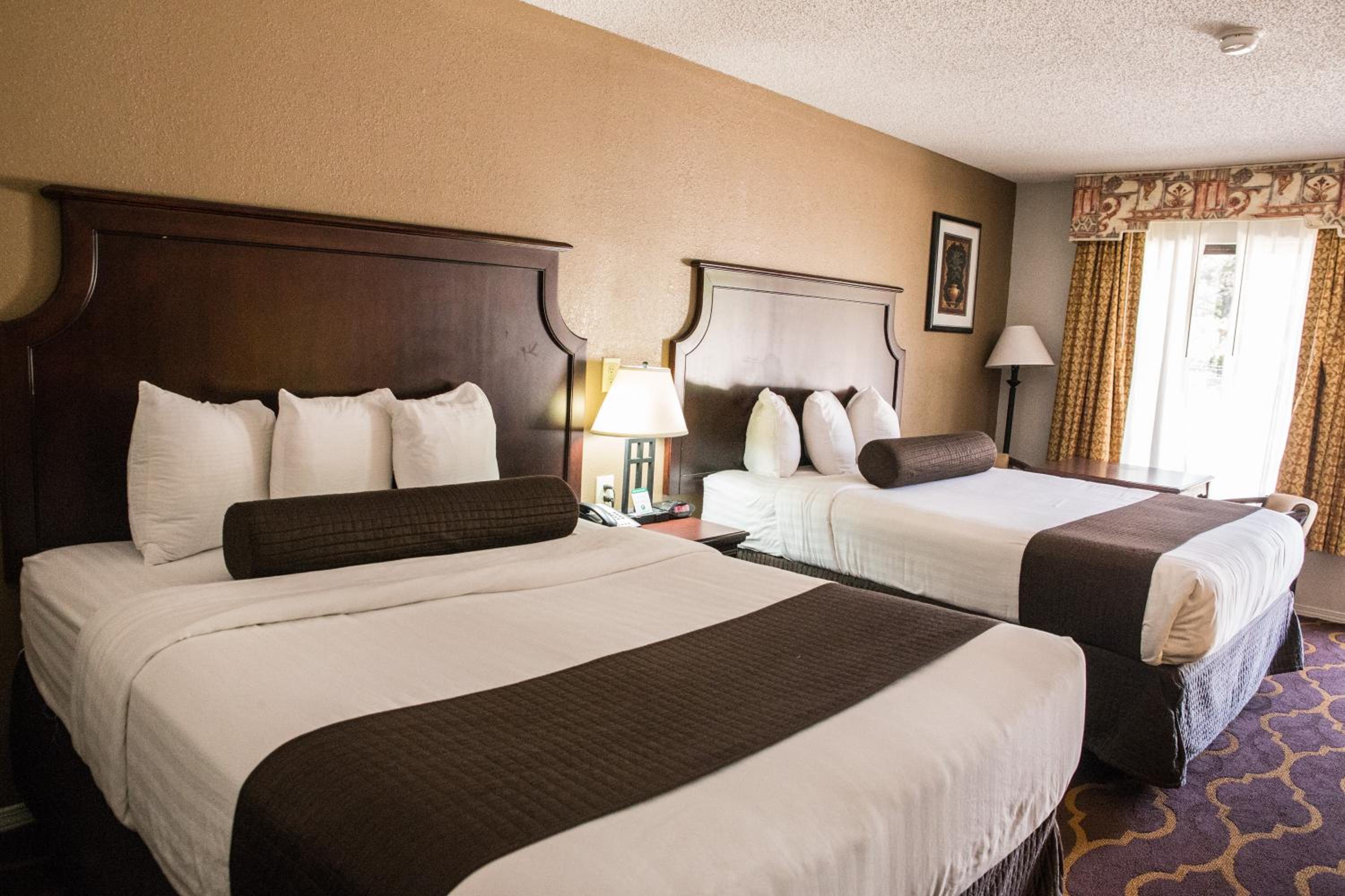 Queen Room with Two Queen Beds - Non-Smoking photo 2