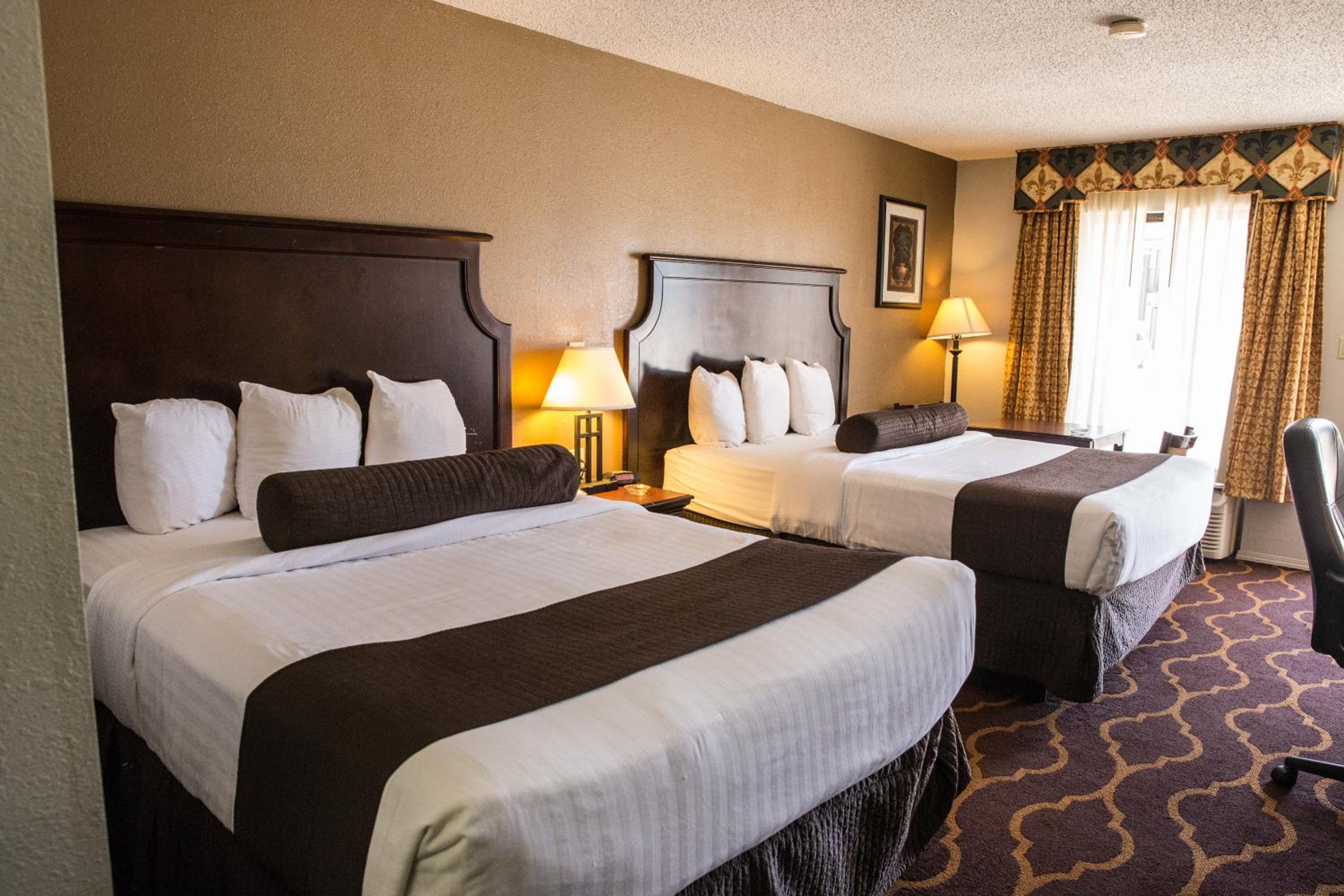 Queen Room with Two Queen Beds - Non-Smoking photo 3