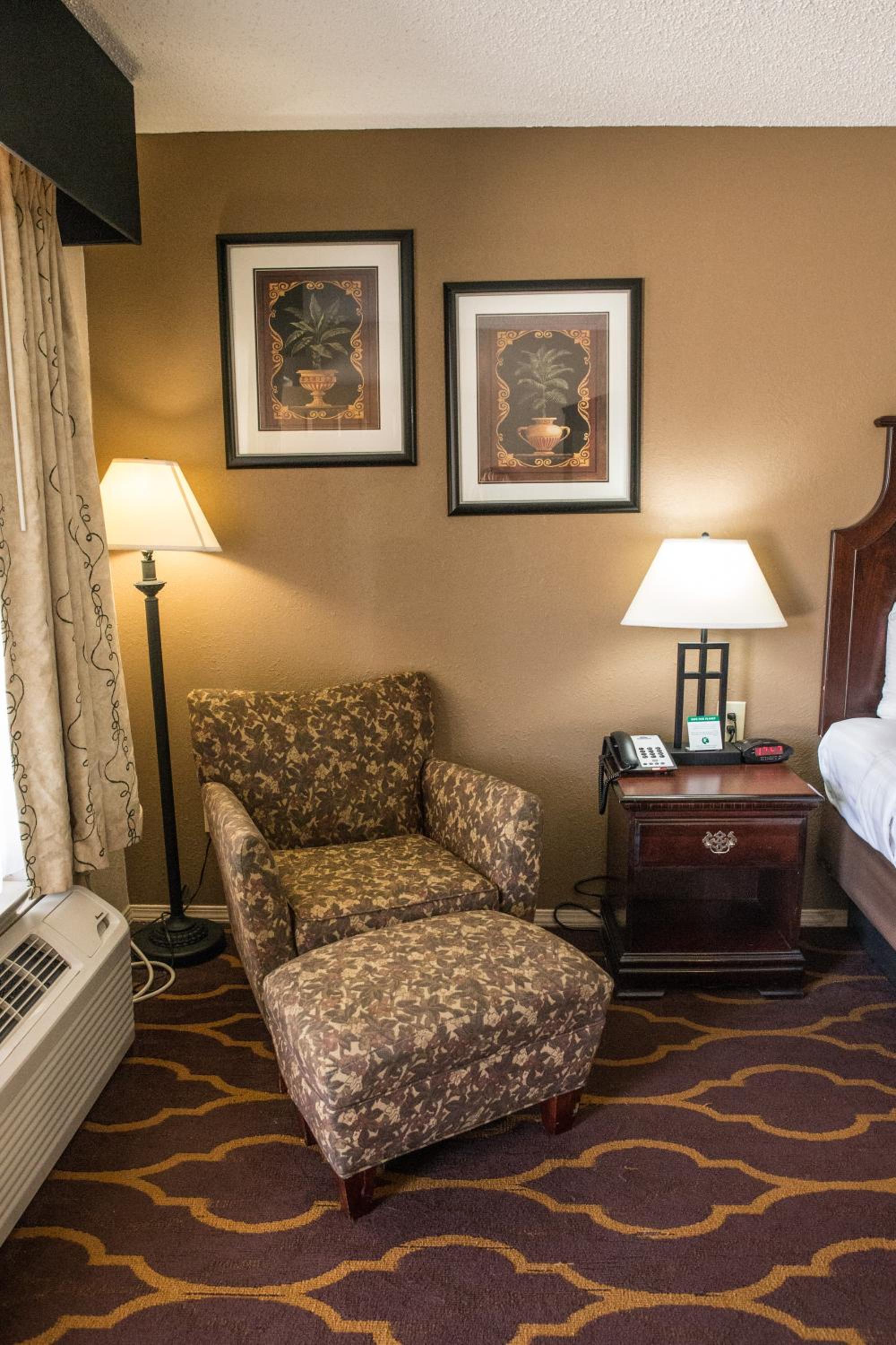 King Room - Non-Smoking photo 2