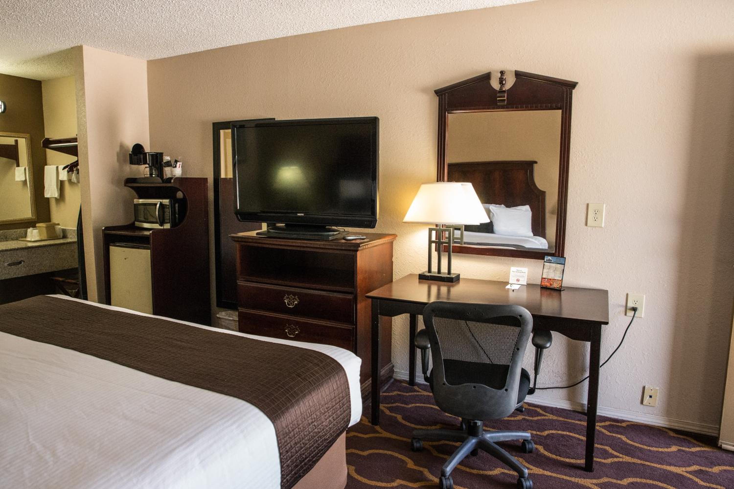 Queen Room with Two Queen Beds - Non-Smoking photo 1