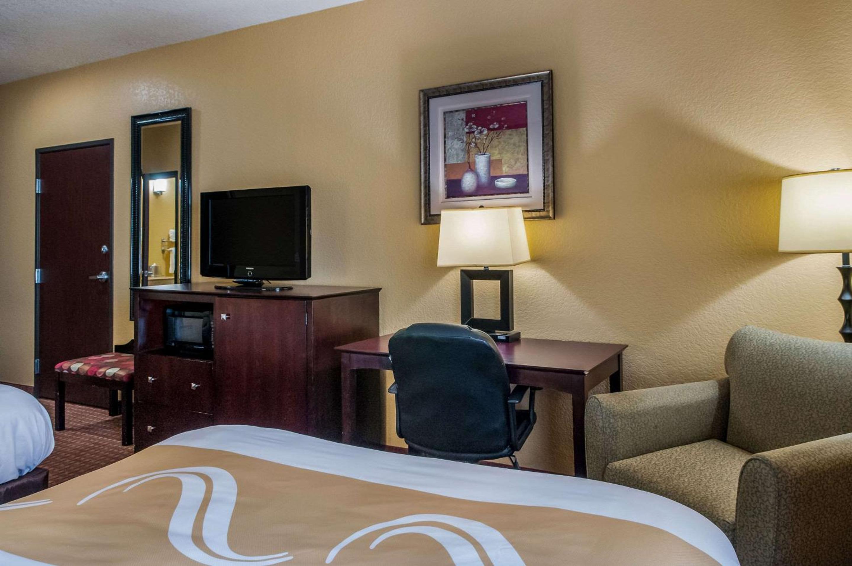 Queen Room With Two Queen Beds - Disability Access/Non-Smoking photo 3