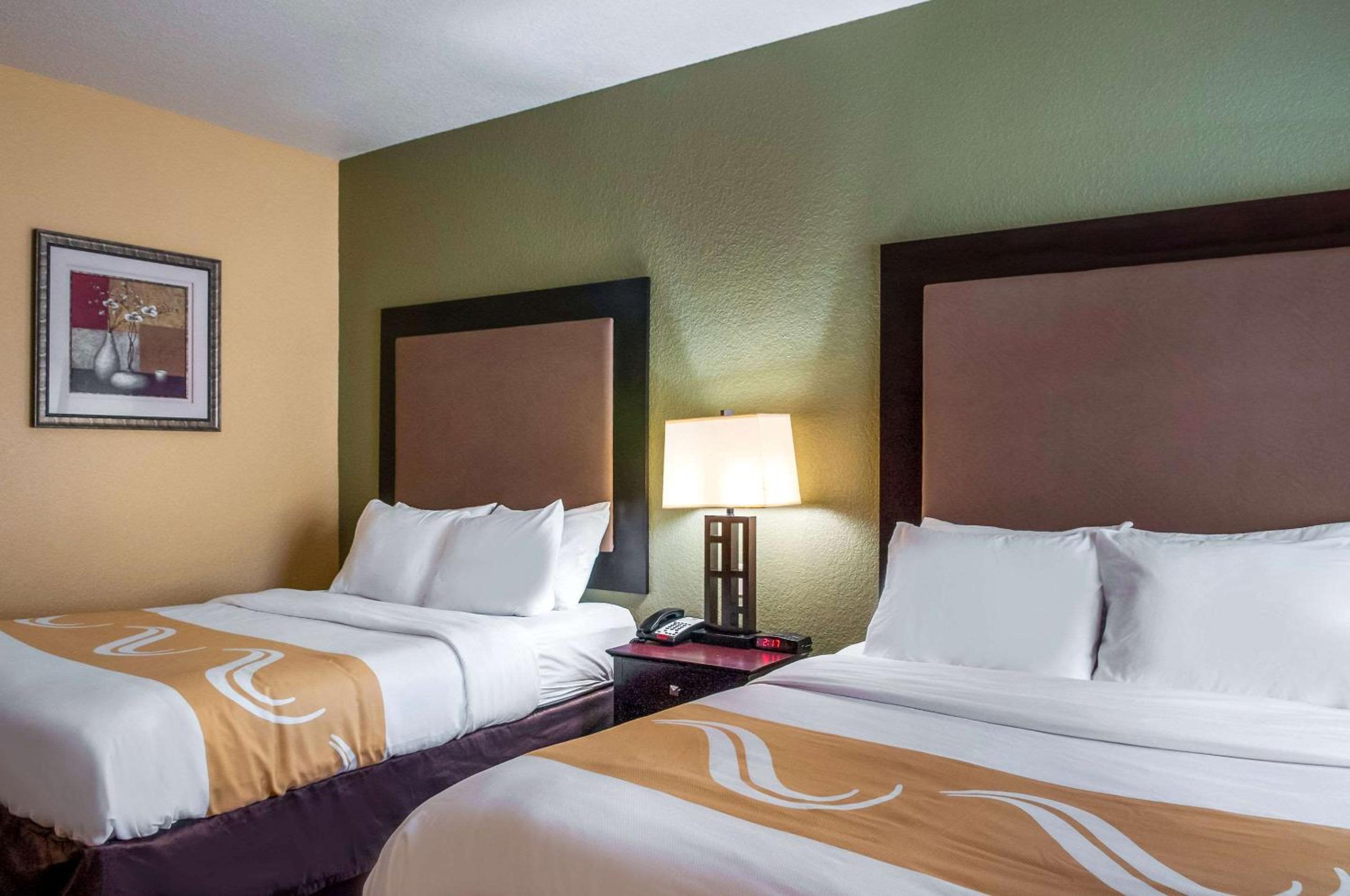 Queen Room With Two Queen Beds - Non-Smoking photo 3