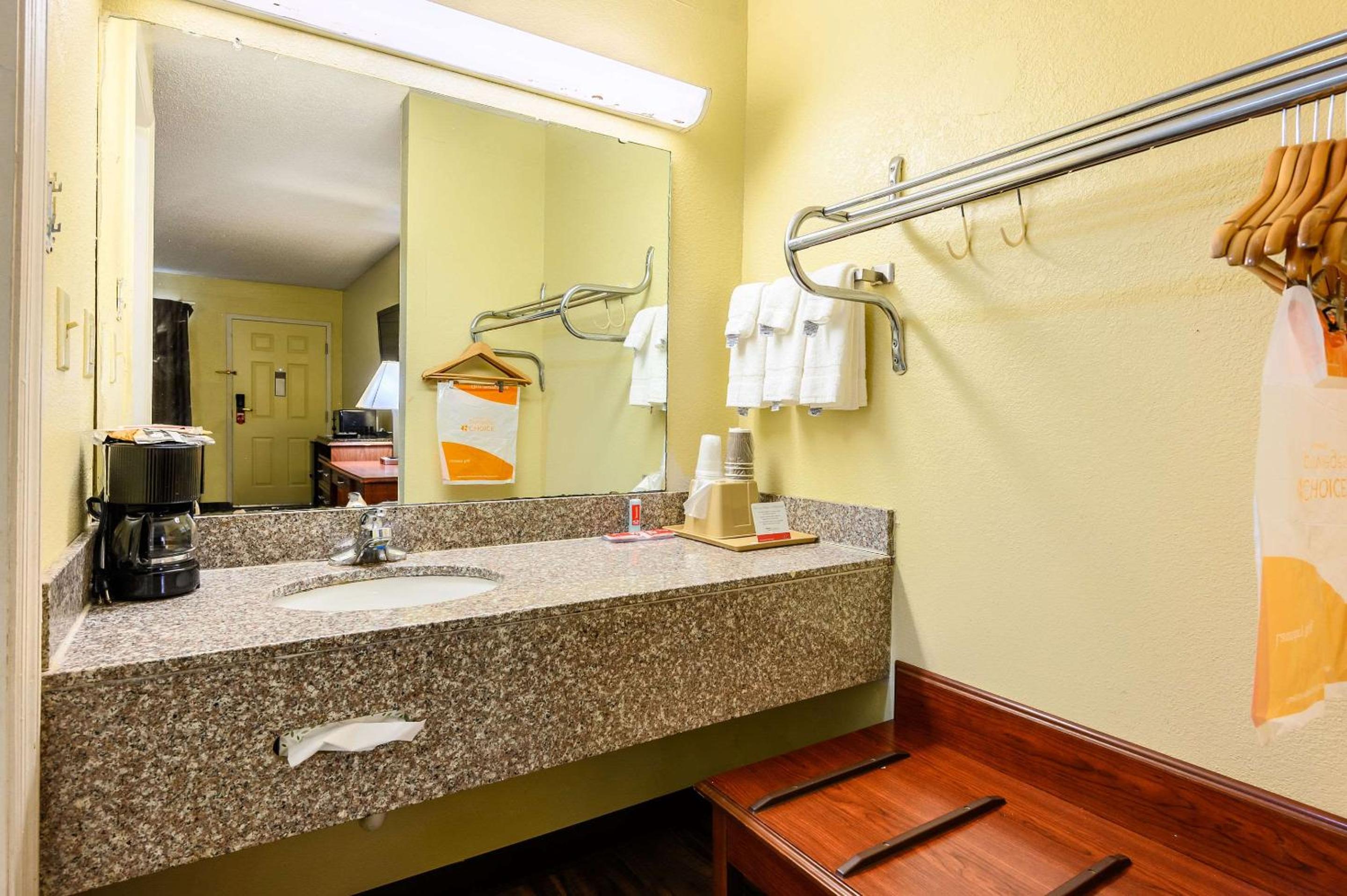 Double Room with Two Double Beds - Non-Smoking - Photo 3