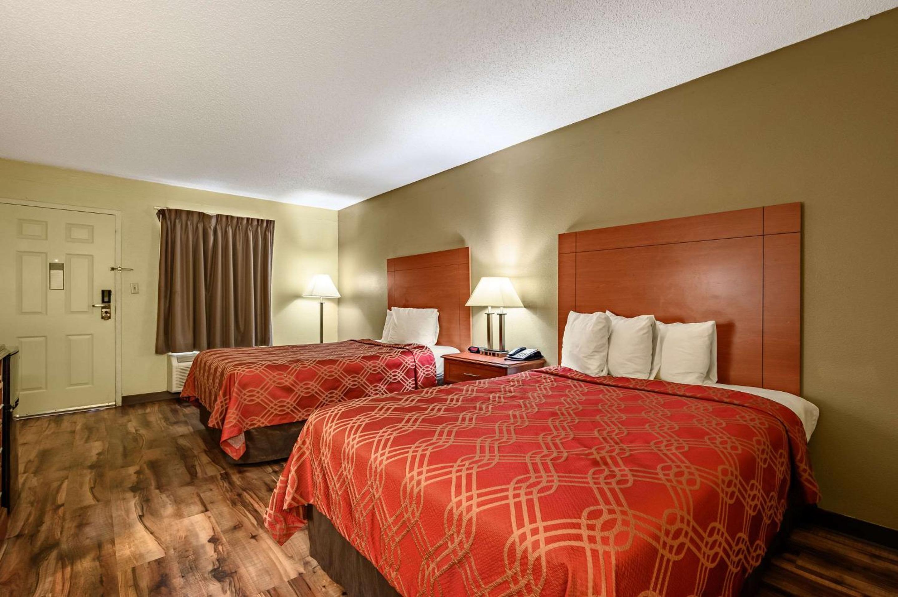 Double Room with Two Double Beds - Non-Smoking - Photo 2