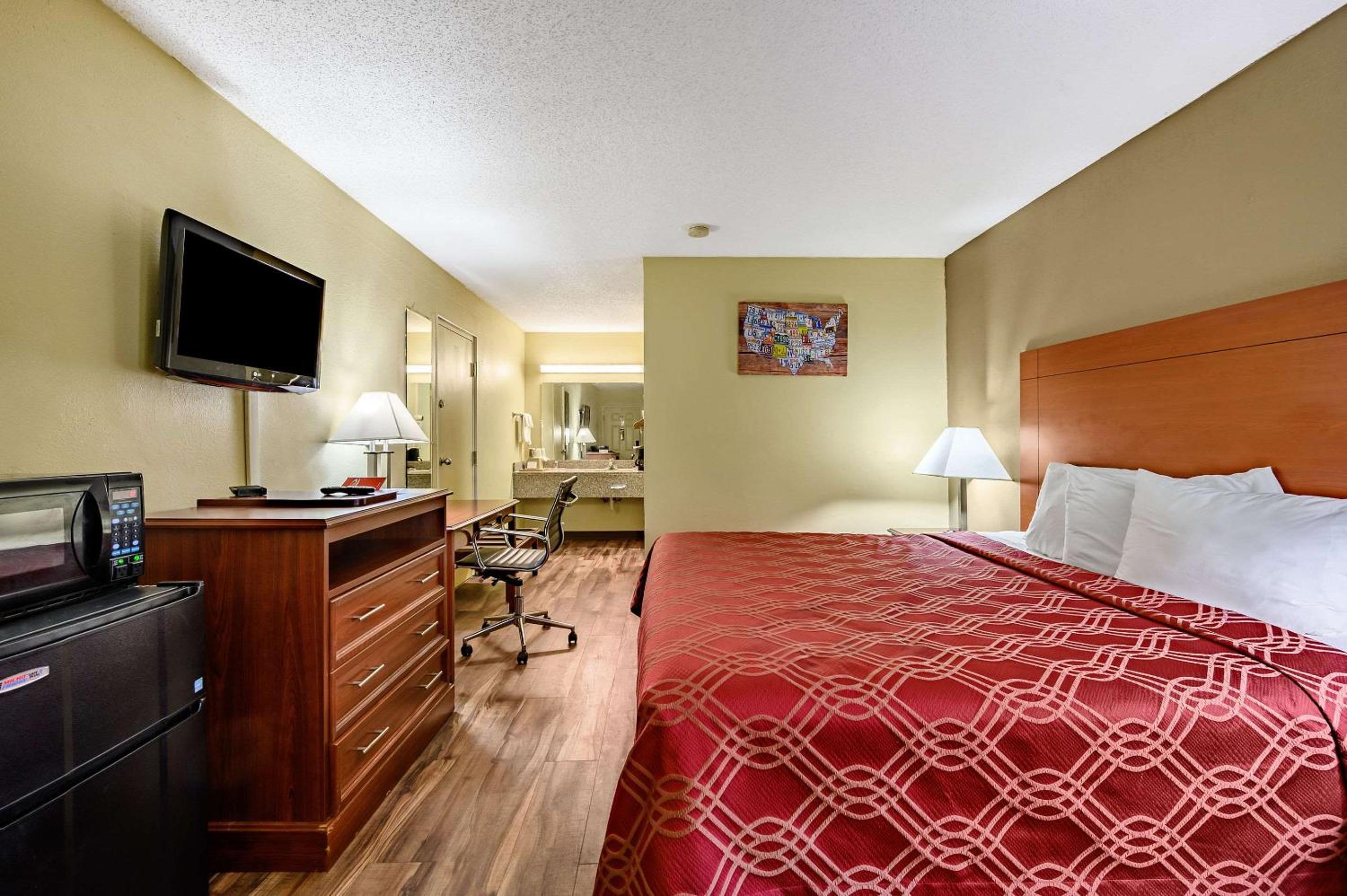 King Room - Non-Smoking - Photo 2