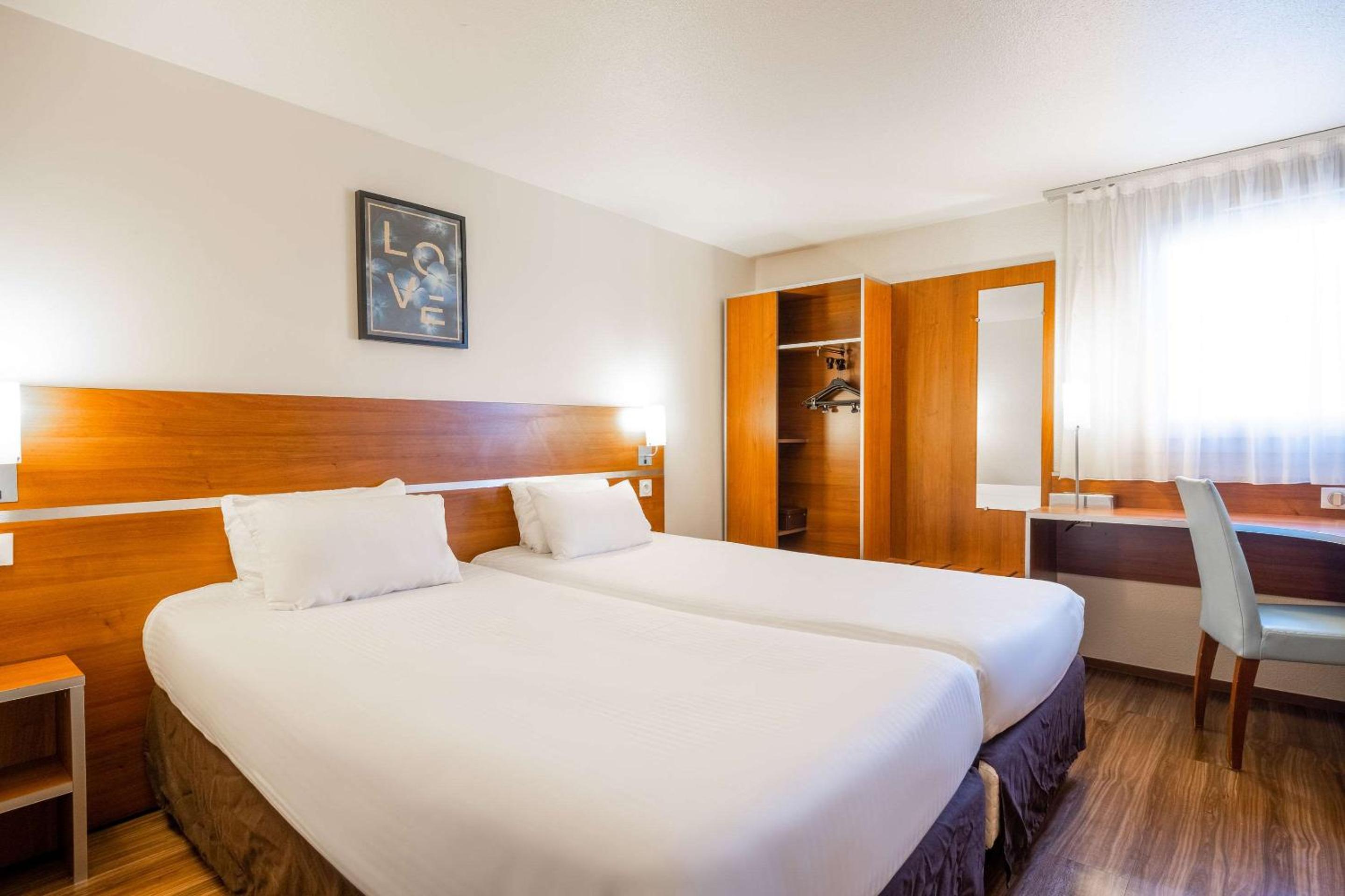 Twin Room - Non-Smoking - Photo 3