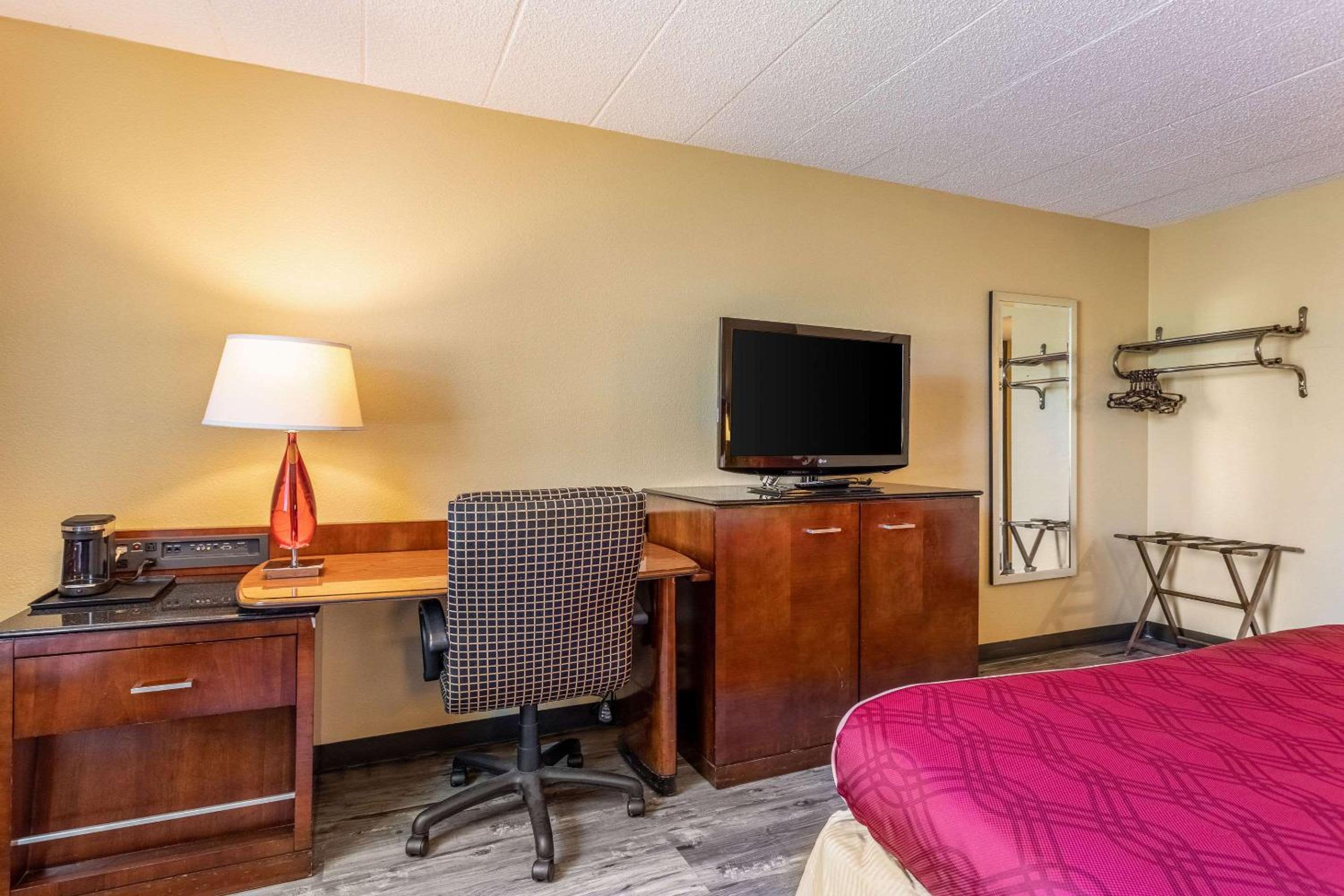 King Room - Non-Smoking - Photo 5