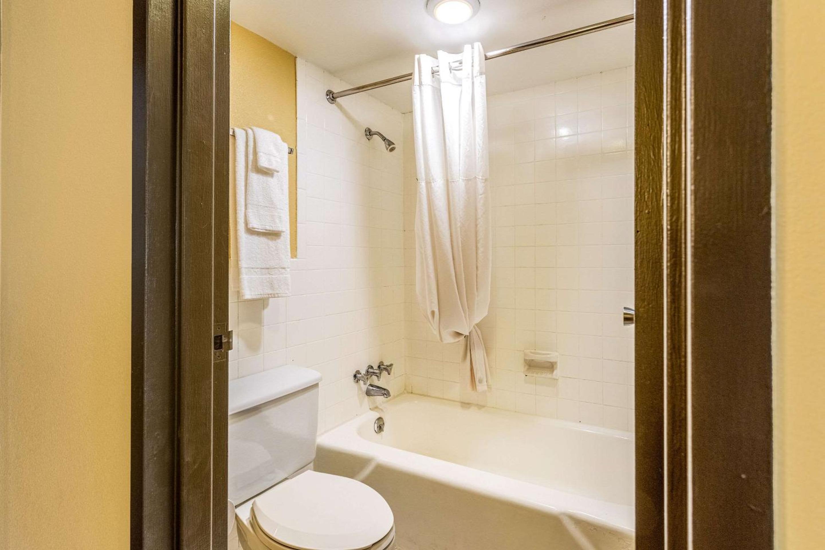 King Room - Non-Smoking - Photo 4