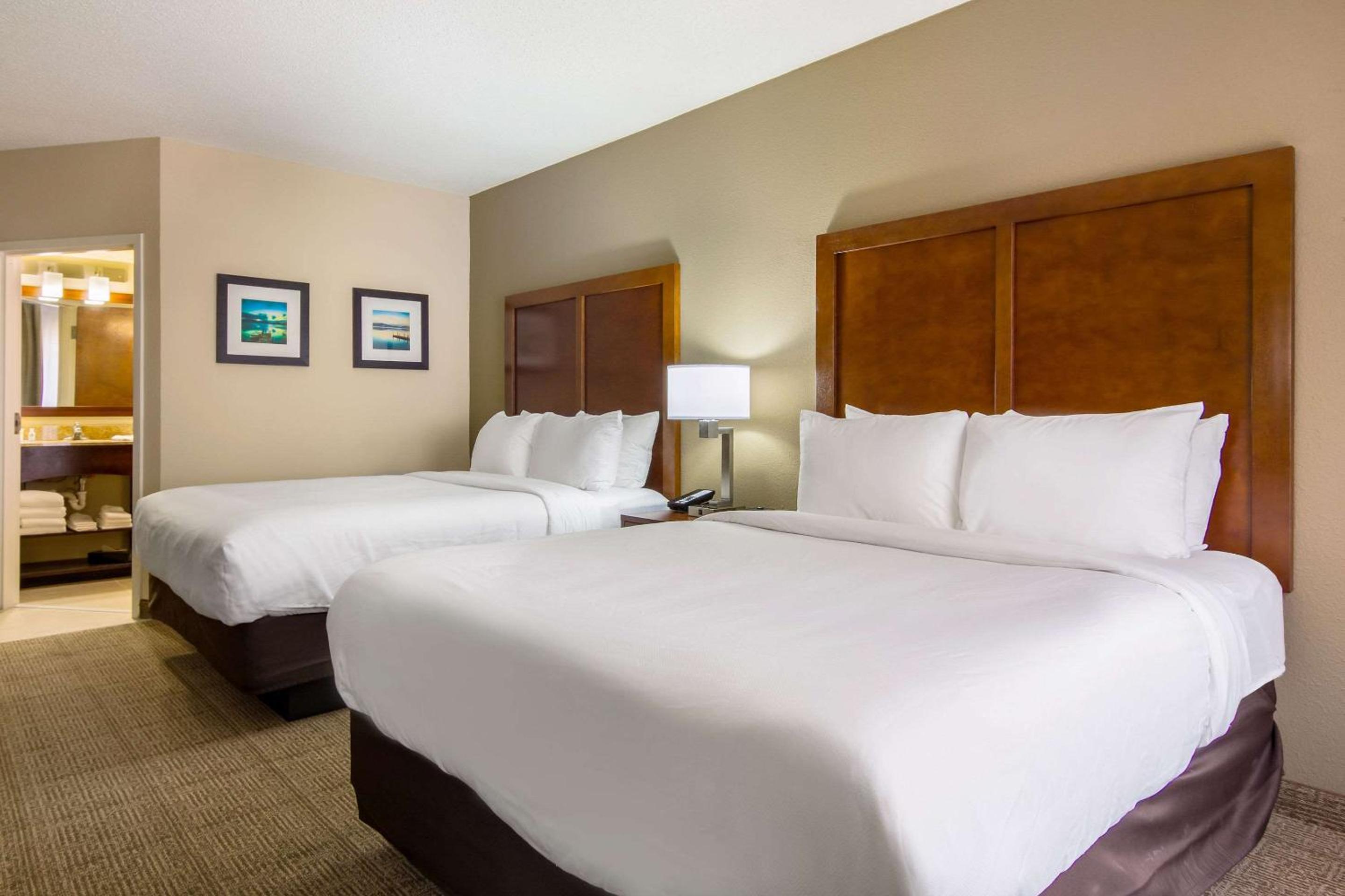 Queen Room with Two Queen Beds - Non-Smoking - Photo 3