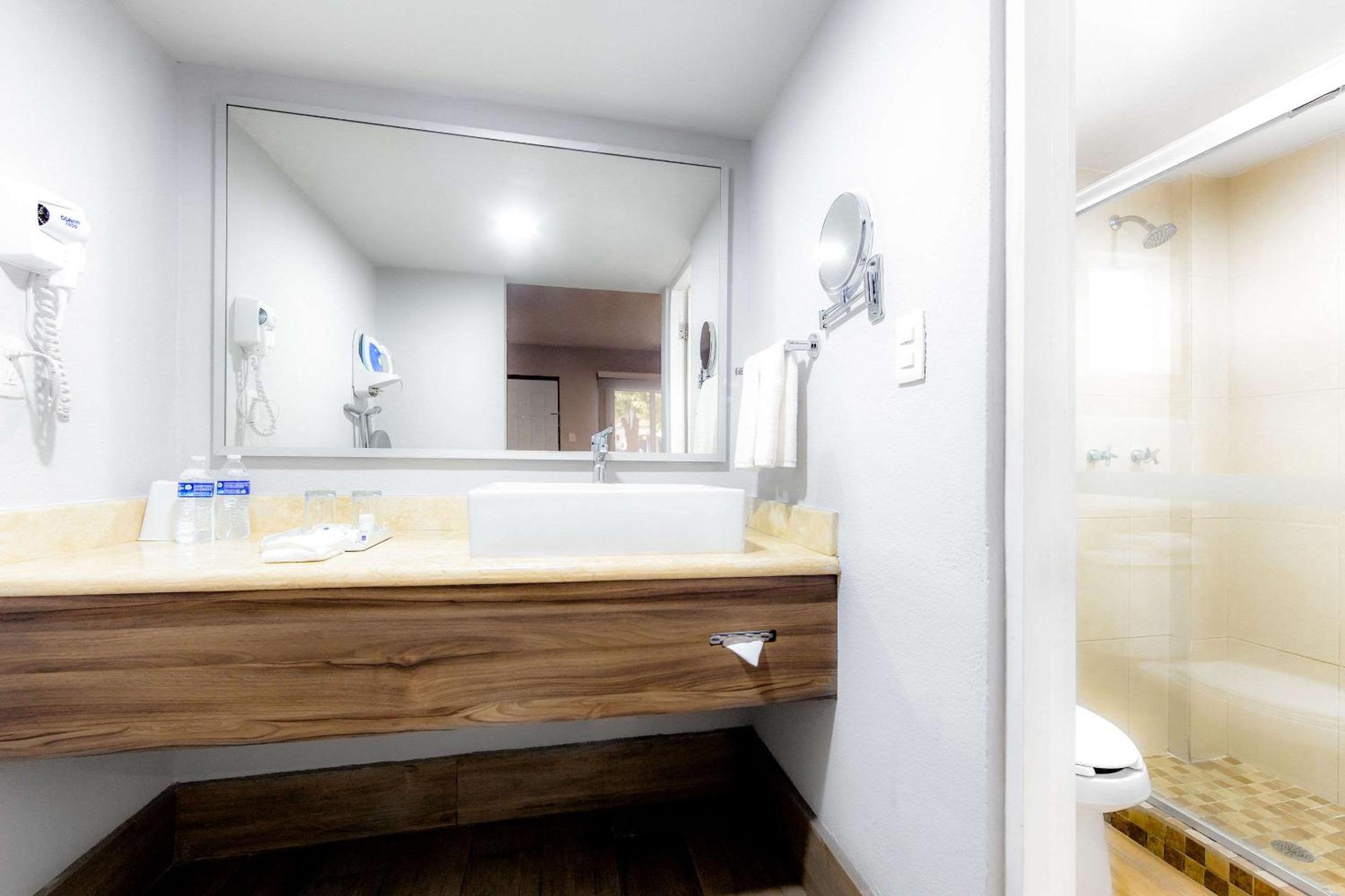 King Room - Non-Smoking - Photo 4