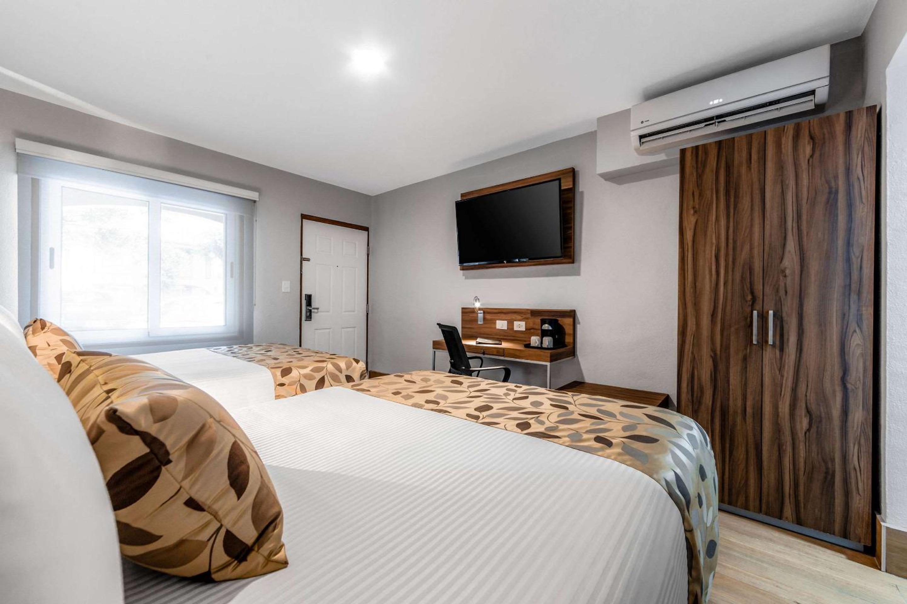 Double Room with Two Double Beds - Non-Smoking - Photo 2